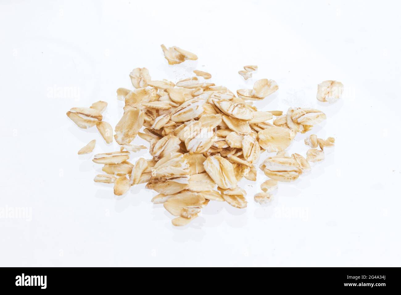 Fiocchi di avena isolati su sfondo bianco. Close up. Foto Stock