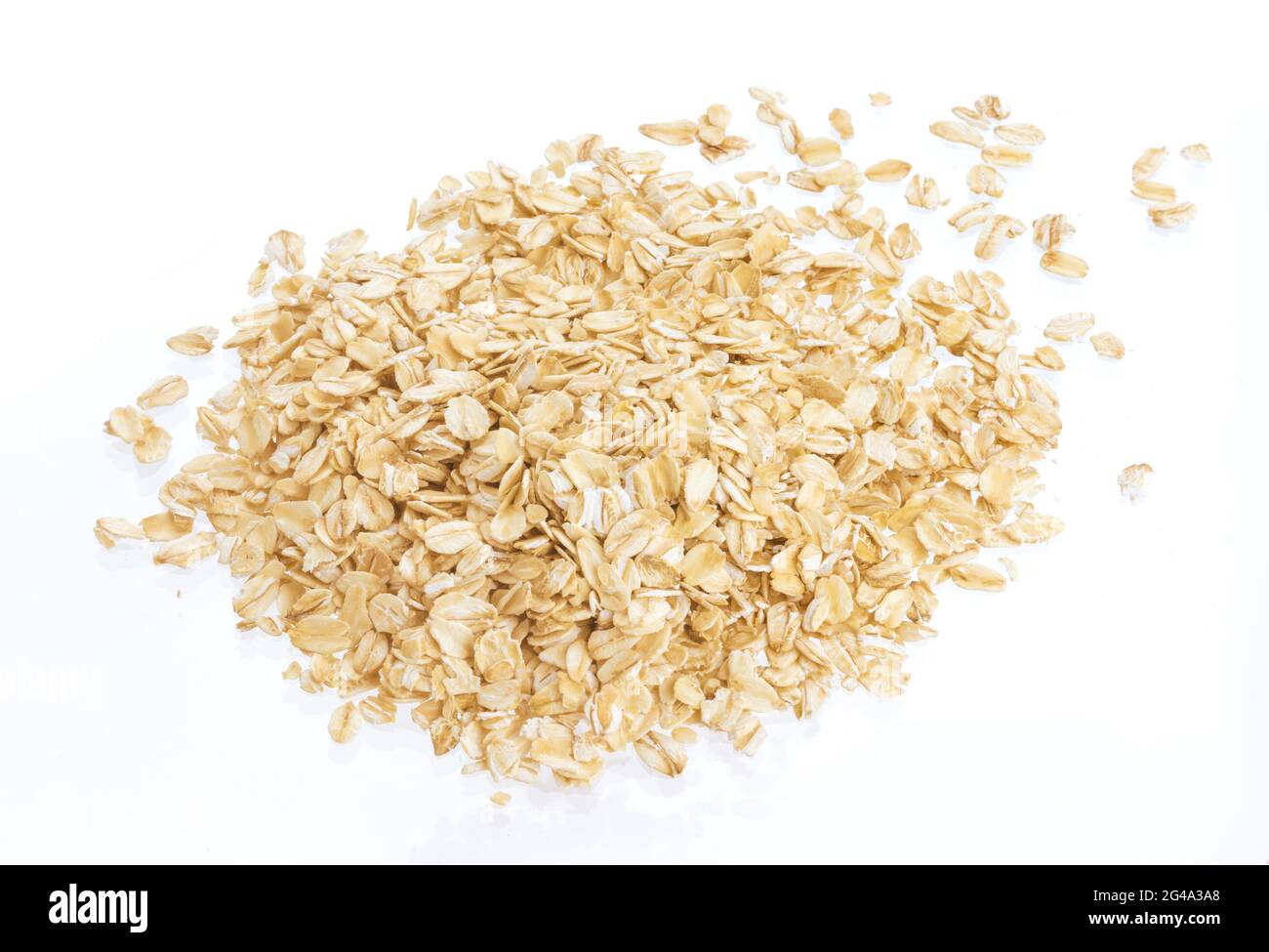 Fiocchi di avena isolati su sfondo bianco. Vista superiore Foto Stock