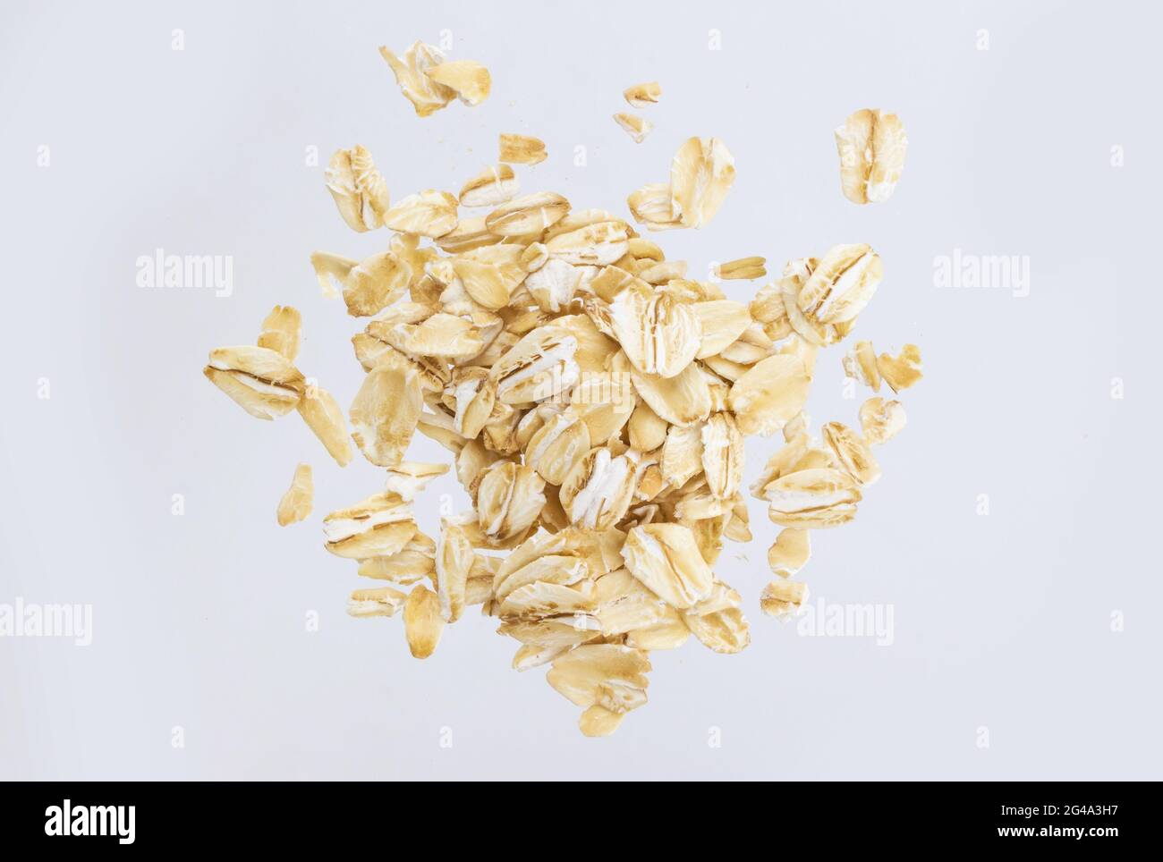 Mucchio di scaglie di avena isolato su sfondo bianco. Vista dall'alto Foto Stock