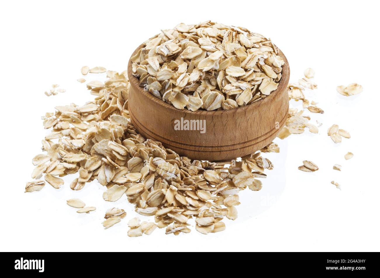Fiocchi di avena in ciotola di legno isolato su sfondo bianco Foto Stock