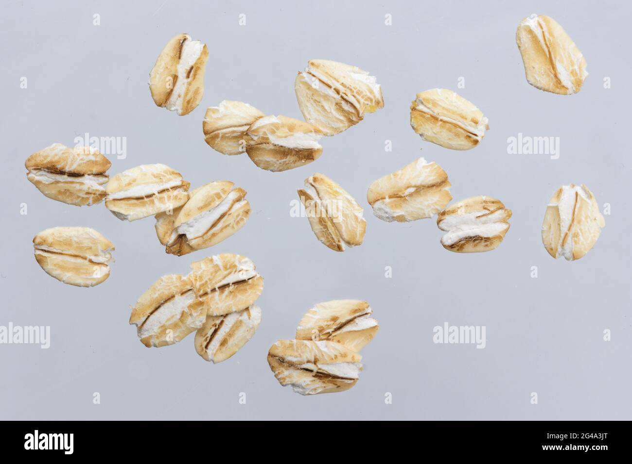 Fiocchi di avena isolati su sfondo bianco. Close up. Foto Stock