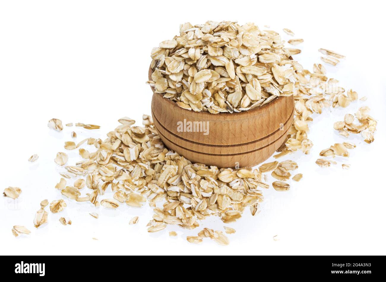 Fiocchi di avena in ciotola di legno isolato su sfondo bianco Foto Stock