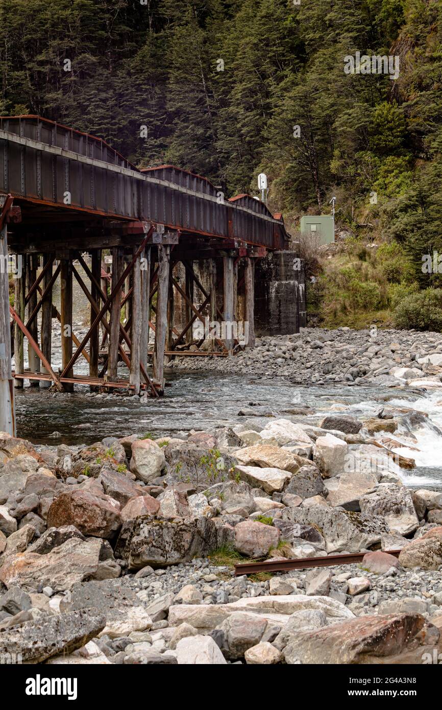 Ponte ferroviario sul fiume Bealey, Arthurs Pass National Park, Nuova Zelanda Foto Stock