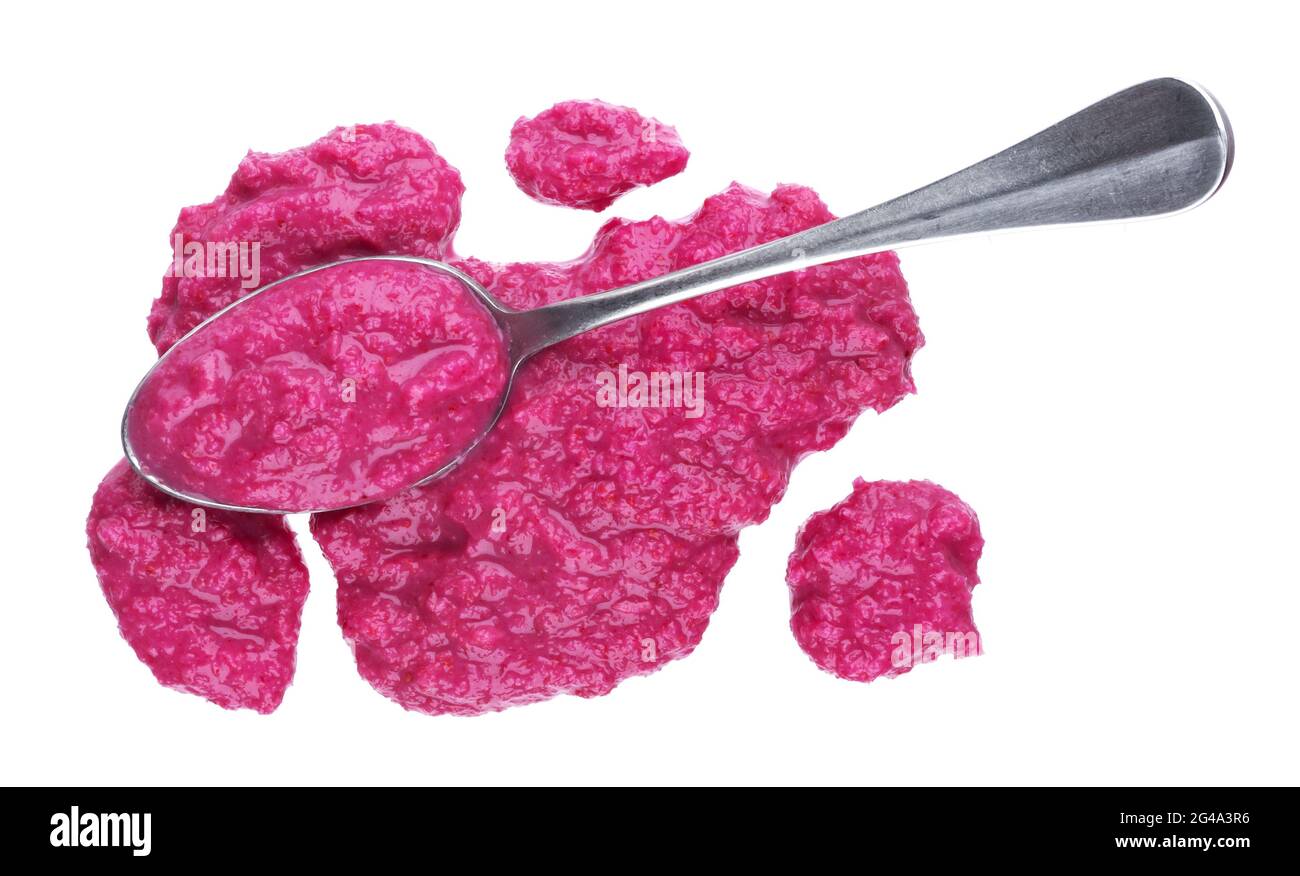 Rosso salsa di rafano con cucchiaio beetwith isolati su sfondo bianco Foto Stock