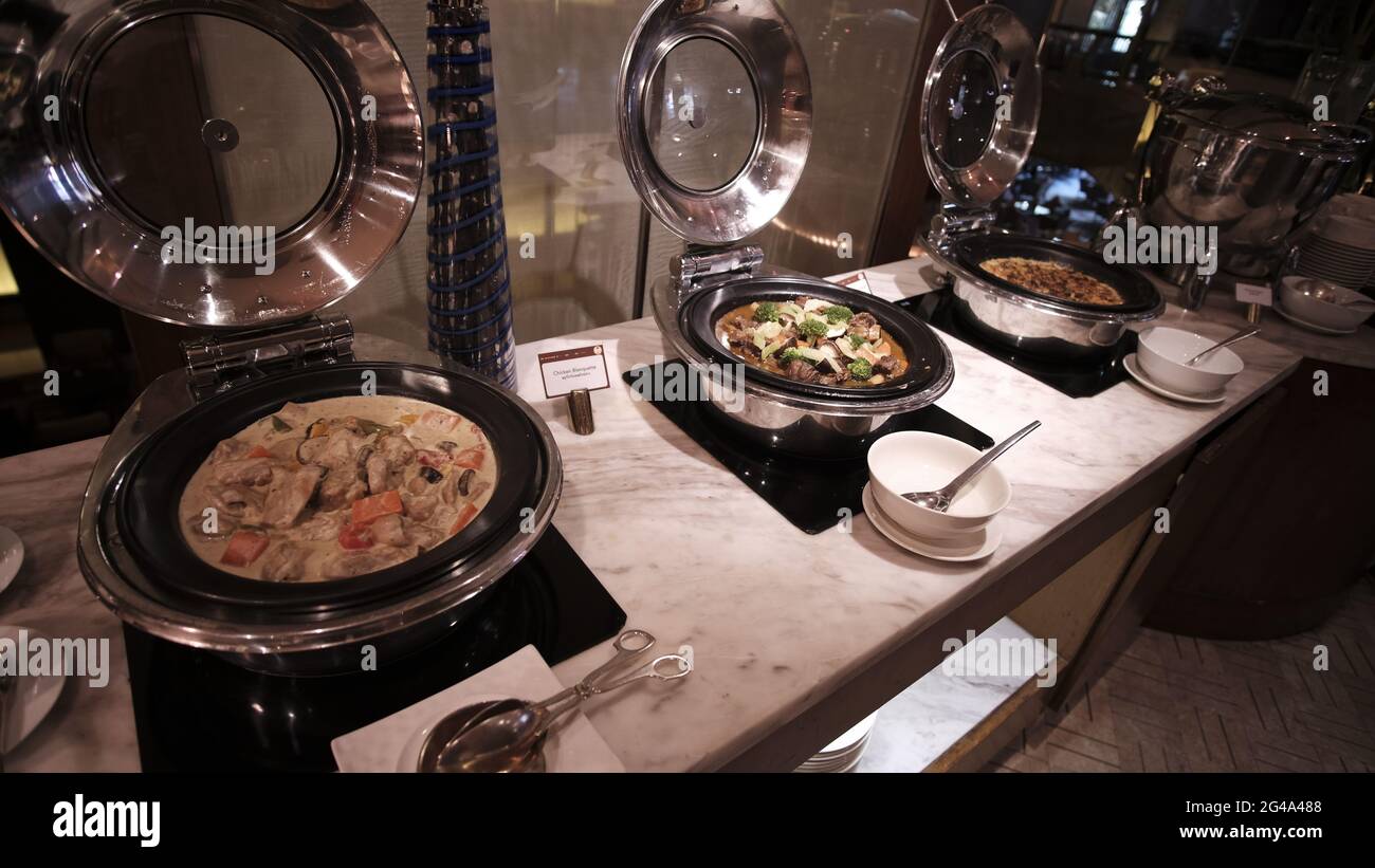 Ambiente piacevole cena informale serviti da soli piatti caldi a buffet presso l'hotel a cinque stelle a Bangkok, Thailandia Foto Stock