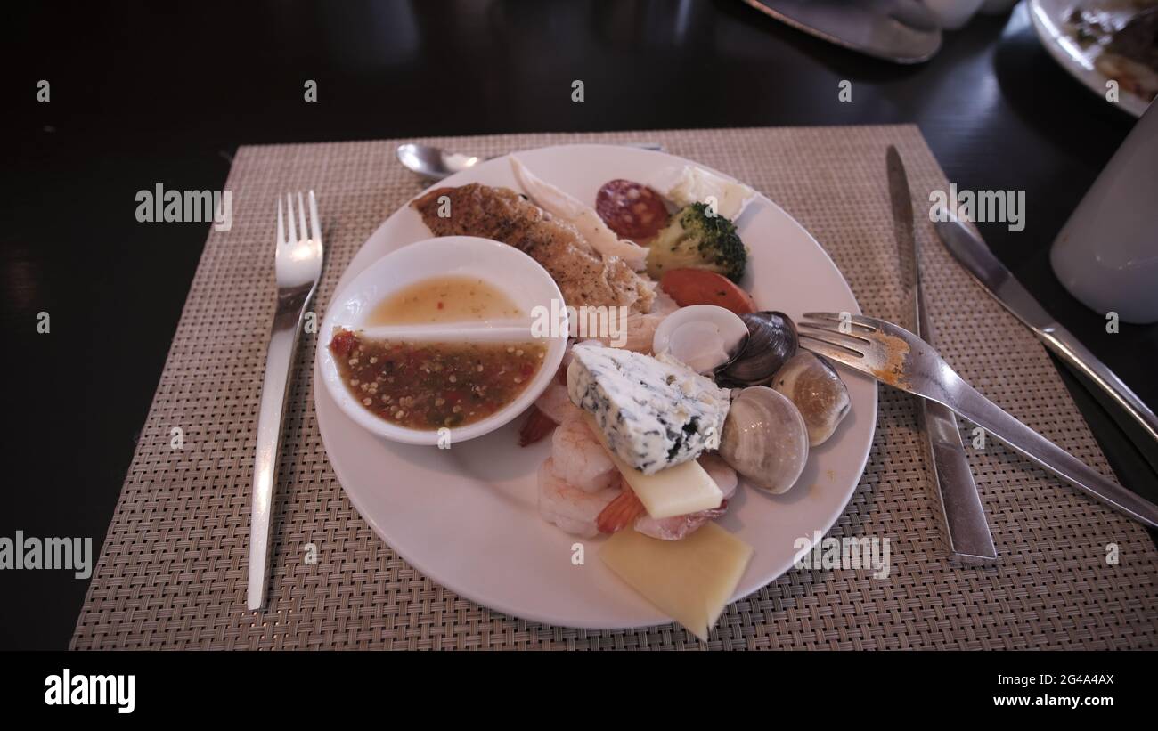 Cibo buffet smorgasbord hotel ristorante a Pattaya Thailandia tutto si può mangiare cibo sul tavolo servire da soli utensili da pranzo Foto Stock