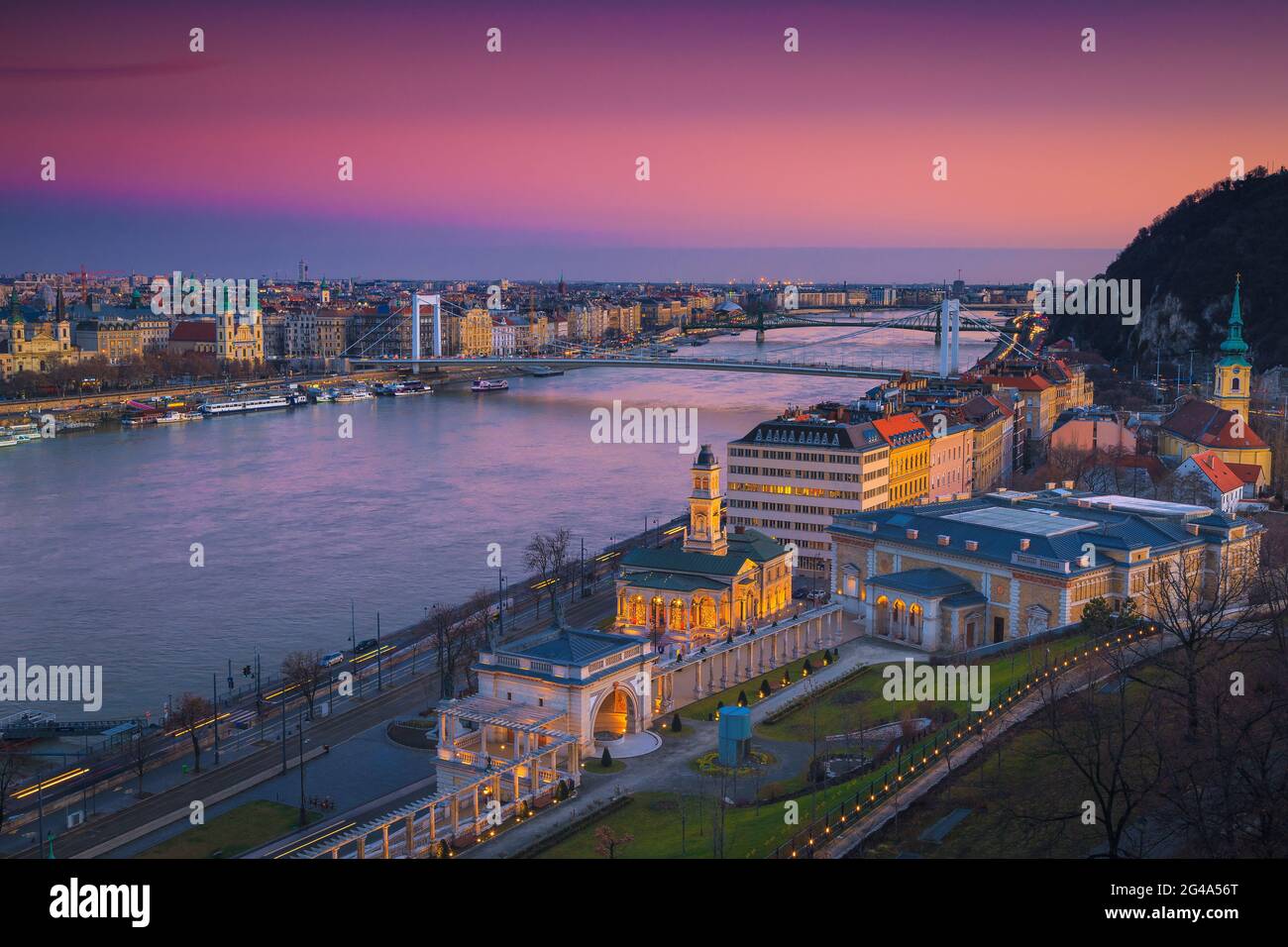 Maestoso luogo di viaggio europeo. Grande panorama urbano con il ponte Elisabetta e il fiume Danubio al tramonto colorato, Budapest, Ungheria, Europa Foto Stock
