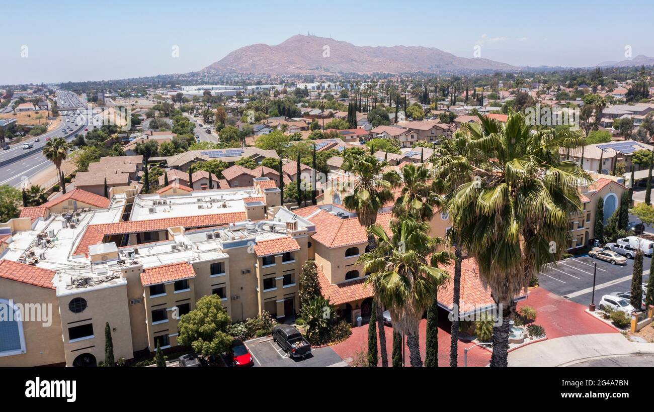 Vista aerea dello skyline del centro di Moreno Valley, California. Foto Stock