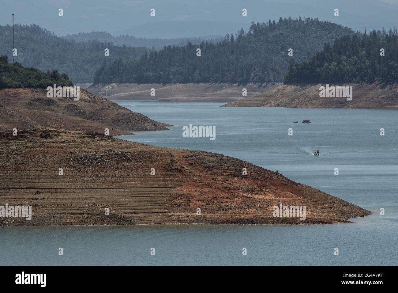 Redding, Stati Uniti. 20 Giugno 2021. Boaters Cruisee sul lago Shasta a Redding, California, sabato 19 giugno 2021. I livelli dell'acqua sono ai minimi storici in molti dei serbatoi della California. Photo by Terry Schmitt/UPI Credit: UPI/Alamy Live News Foto Stock