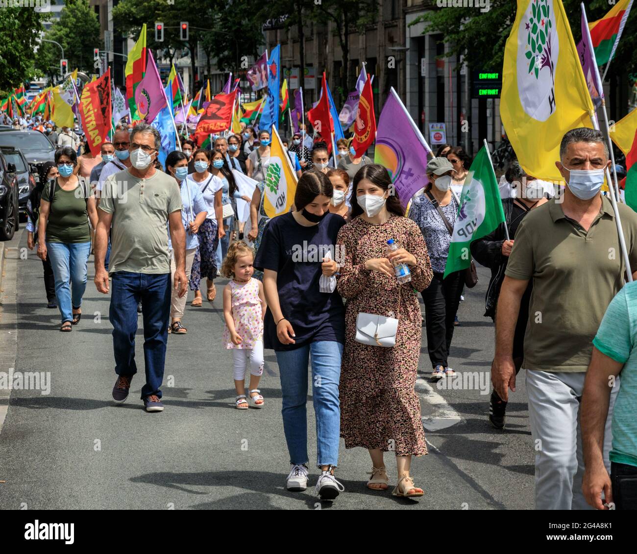 Düsseldorf, Germania. 19 giugno 2021. I manifestanti curdi si radunano nel centro della città in seguito all'assassinio della donna HDP (Partito democratico del Popolo, turco: Halkların Demokratik Partisi), politico Deniz Poyraz, da parte di un assalitore negli uffici del Partito a Izmir, Turchia. Credit: Imageplotter/Alamy Live News Foto Stock