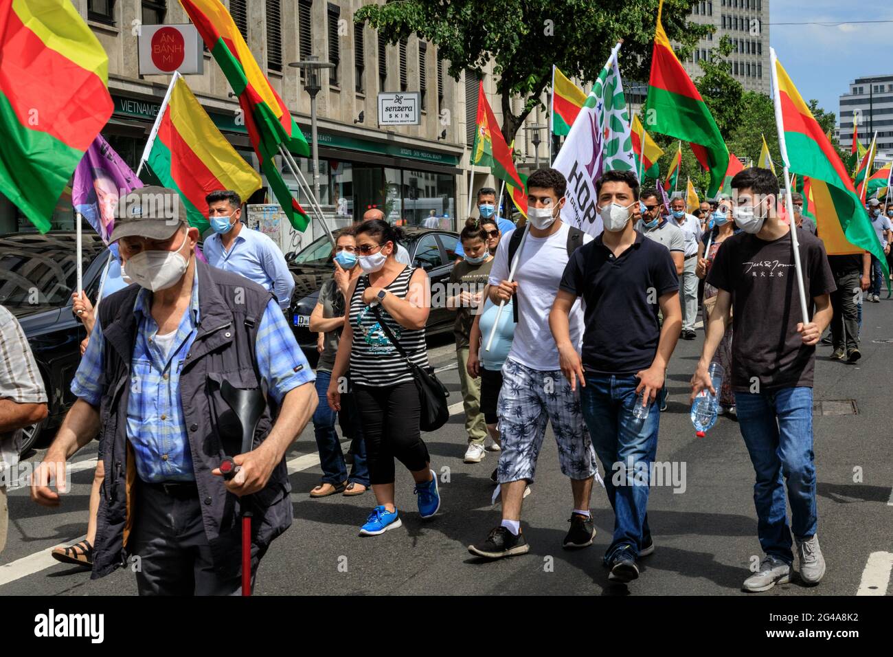 Düsseldorf, Germania. 19 giugno 2021. I manifestanti curdi si radunano nel centro della città in seguito all'assassinio della donna HDP (Partito democratico del Popolo, turco: Halkların Demokratik Partisi), politico Deniz Poyraz, da parte di un assalitore negli uffici del Partito a Izmir, Turchia. Credit: Imageplotter/Alamy Live News Foto Stock