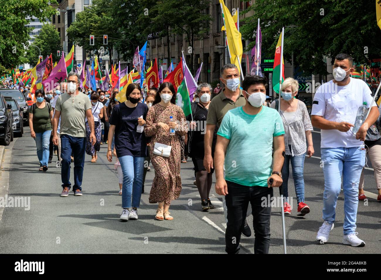 Düsseldorf, Germania. 19 giugno 2021. I manifestanti curdi si radunano nel centro della città in seguito all'assassinio della donna HDP (Partito democratico del Popolo, turco: Halkların Demokratik Partisi), politico Deniz Poyraz, da parte di un assalitore negli uffici del Partito a Izmir, Turchia. Credit: Imageplotter/Alamy Live News Foto Stock