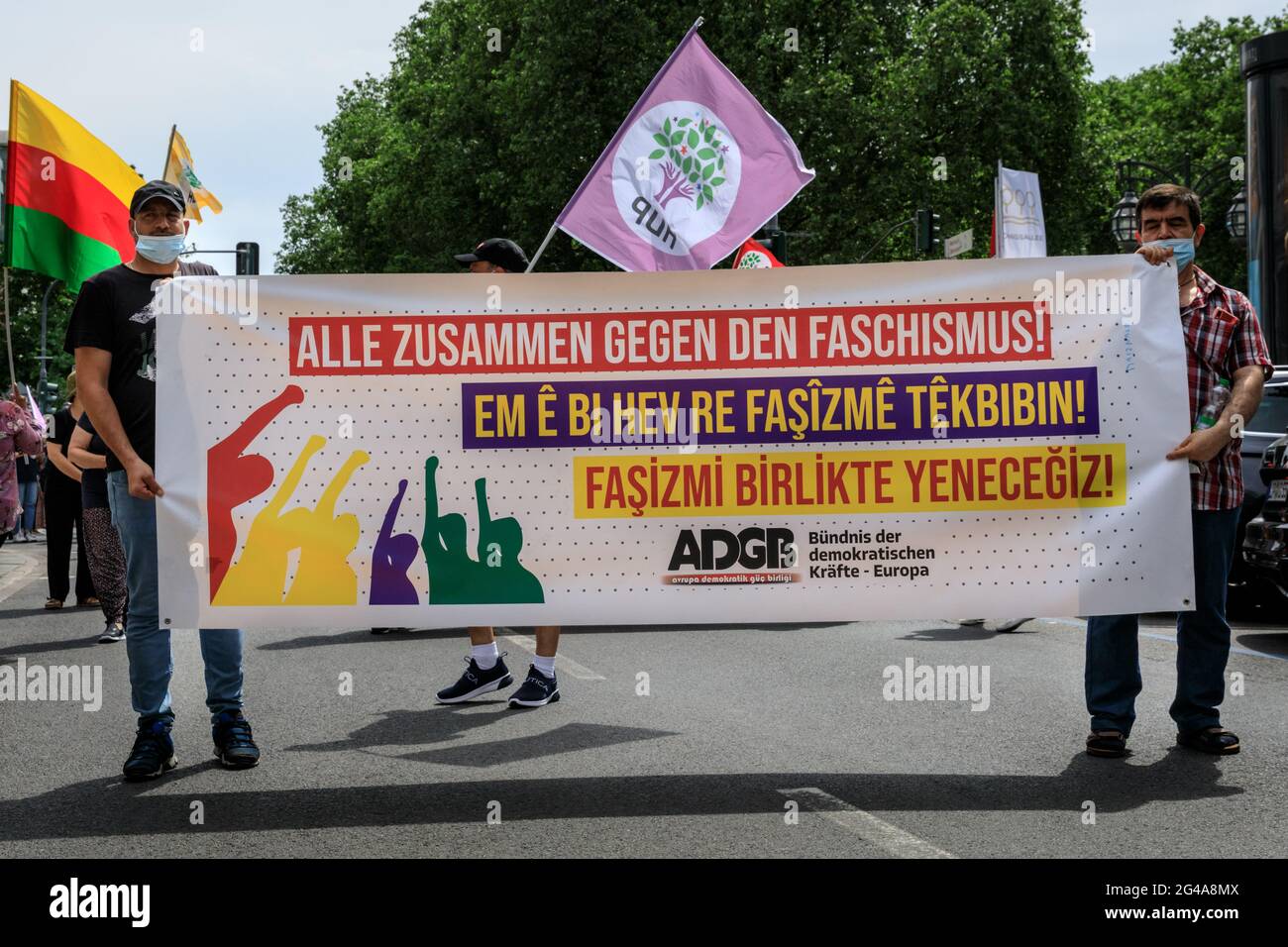 Düsseldorf, Germania. 19 giugno 2021. I manifestanti curdi si radunano nel centro della città in seguito all'assassinio della donna HDP (Partito democratico del Popolo, turco: Halkların Demokratik Partisi), politico Deniz Poyraz, da parte di un assalitore negli uffici del Partito a Izmir, Turchia. Credit: Imageplotter/Alamy Live News Foto Stock