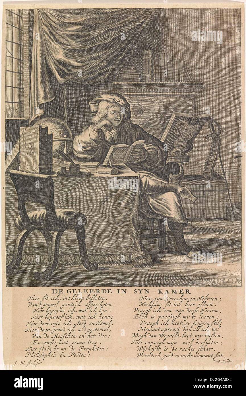 Studioso nel suo studio. Un giovane imparato, con cappello sulla testa e spot ai suoi piedi, sta leggendo nella sua stanza di studio. Si siede su un tavolo su cui si appoggia con un braccio. Sul tavolo un globo, libri, inkwell e scrittura primavera e un rotolo di carta. Contro la parete posteriore un bookshelf e una scrivania. Foto Stock