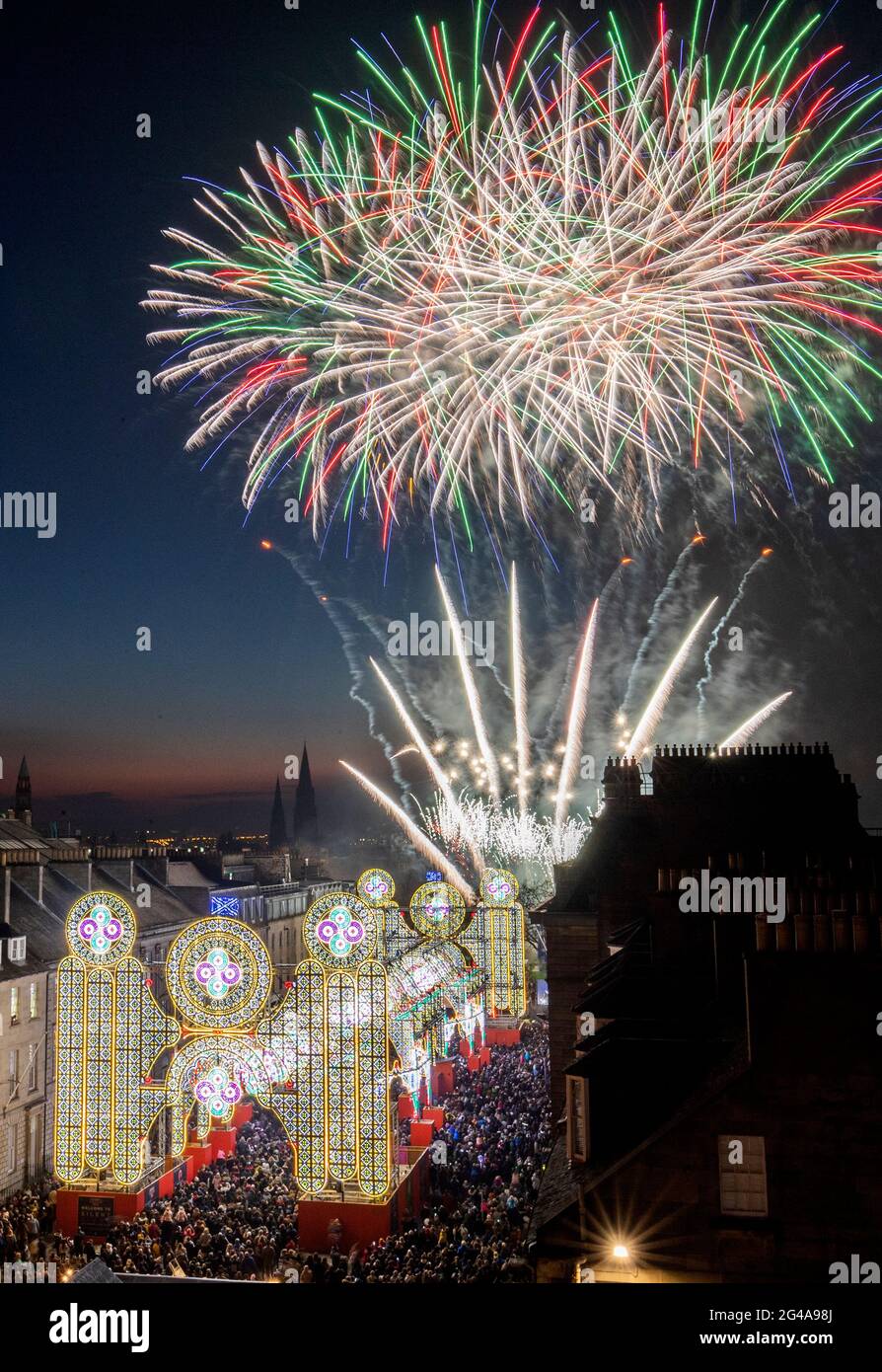 File foto datata 18/11/18 di fuochi d'artificio sopra George Street di Edimburgo per segnare l'inizio della stagione festiva della capitale. Il governo scozzese ha avviato una consultazione in vista della nuova proposta di legislazione sui fuochi d'artificio e altri pirotecnici. Data di emissione: Domenica 20 giugno 2021. Foto Stock