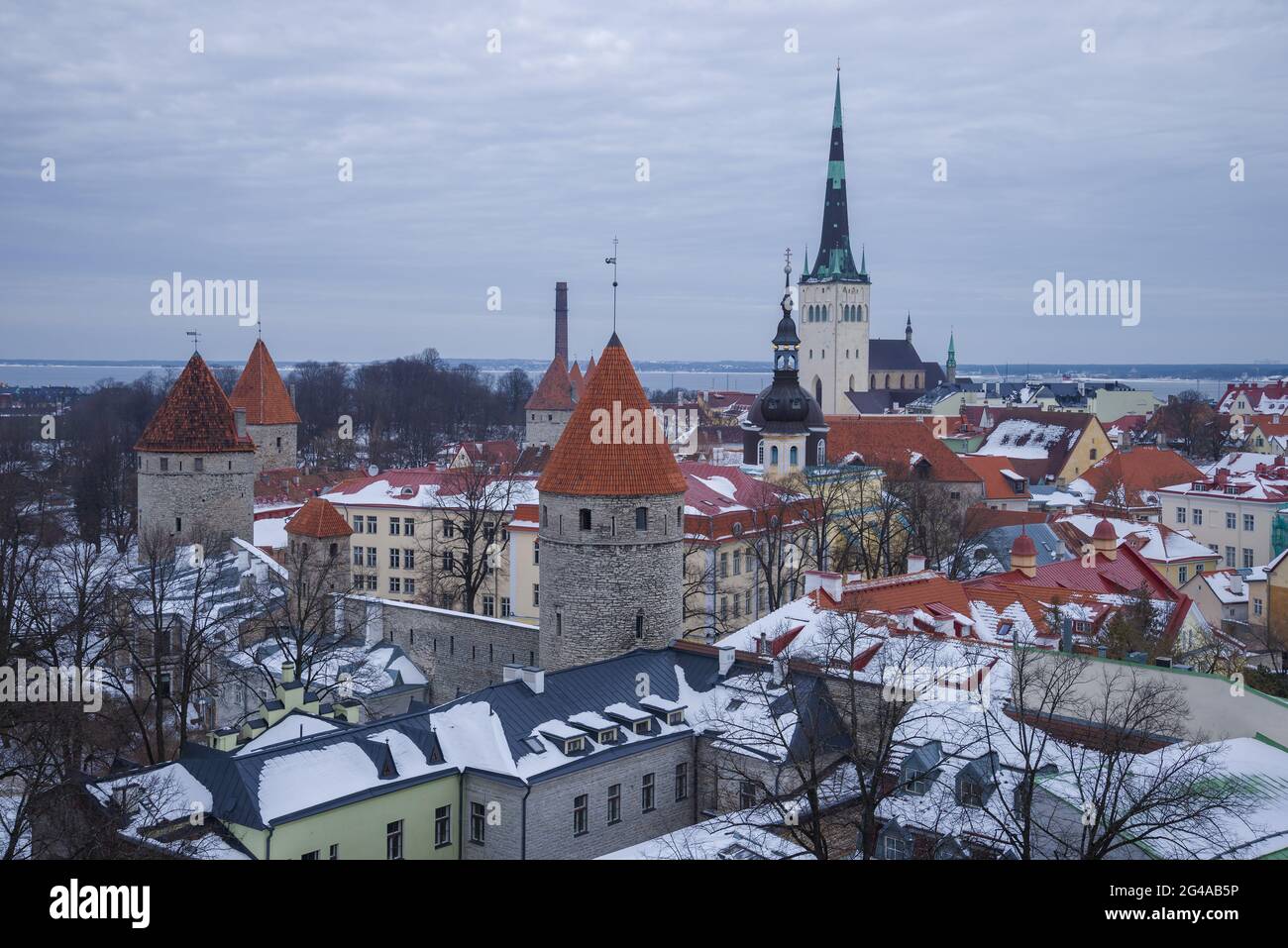 Classico paesaggio urbano della vecchia Tallinn in un giorno nuvoloso di marzo. Estonia Foto Stock