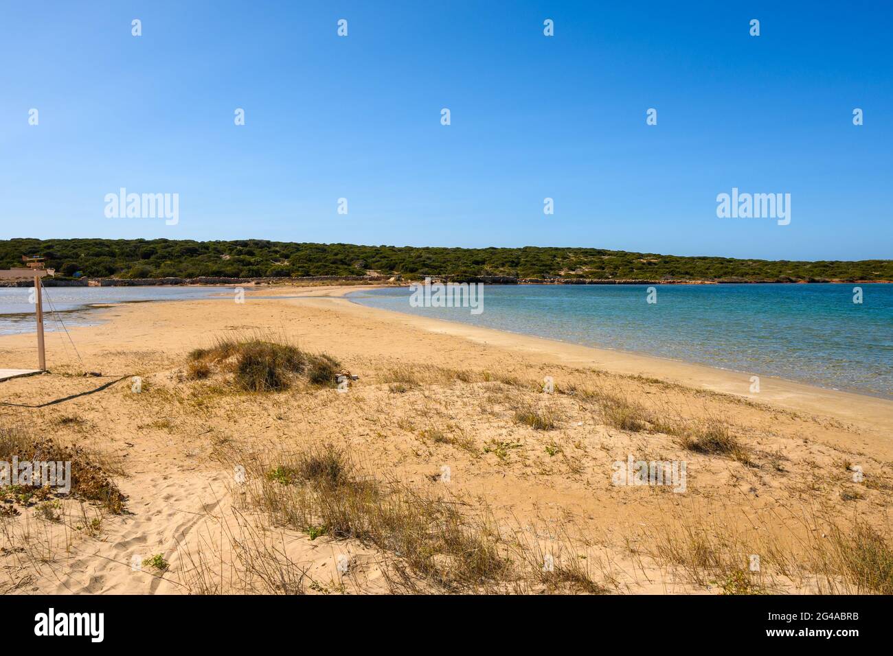 Stefano Beach con una striscia di sabbia che collega l'Isola di Paros con l'isolotto di Oikonomou. Questa spiaggia isolata si trova tra Naoussa e Santa Foto Stock