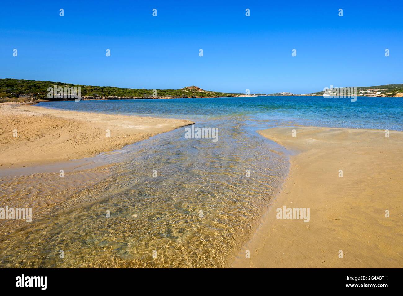 Stefano Beach con una striscia di sabbia che collega l'Isola di Paros con l'isolotto di Oikonomou. Questa spiaggia isolata si trova tra Naoussa e Santa Foto Stock