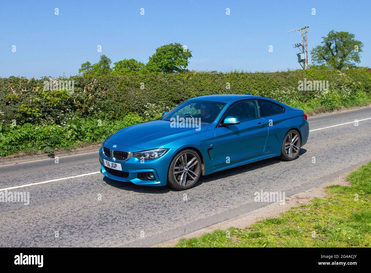 BMW 440i M Sport Gran Coupe blu 2017, berlina automatica 2 porte a benzina 2998 cc a 8 velocità in rotta per la mostra di auto classiche di maggio di Capesthorne Hall, Cheshire, Regno Unito Foto Stock