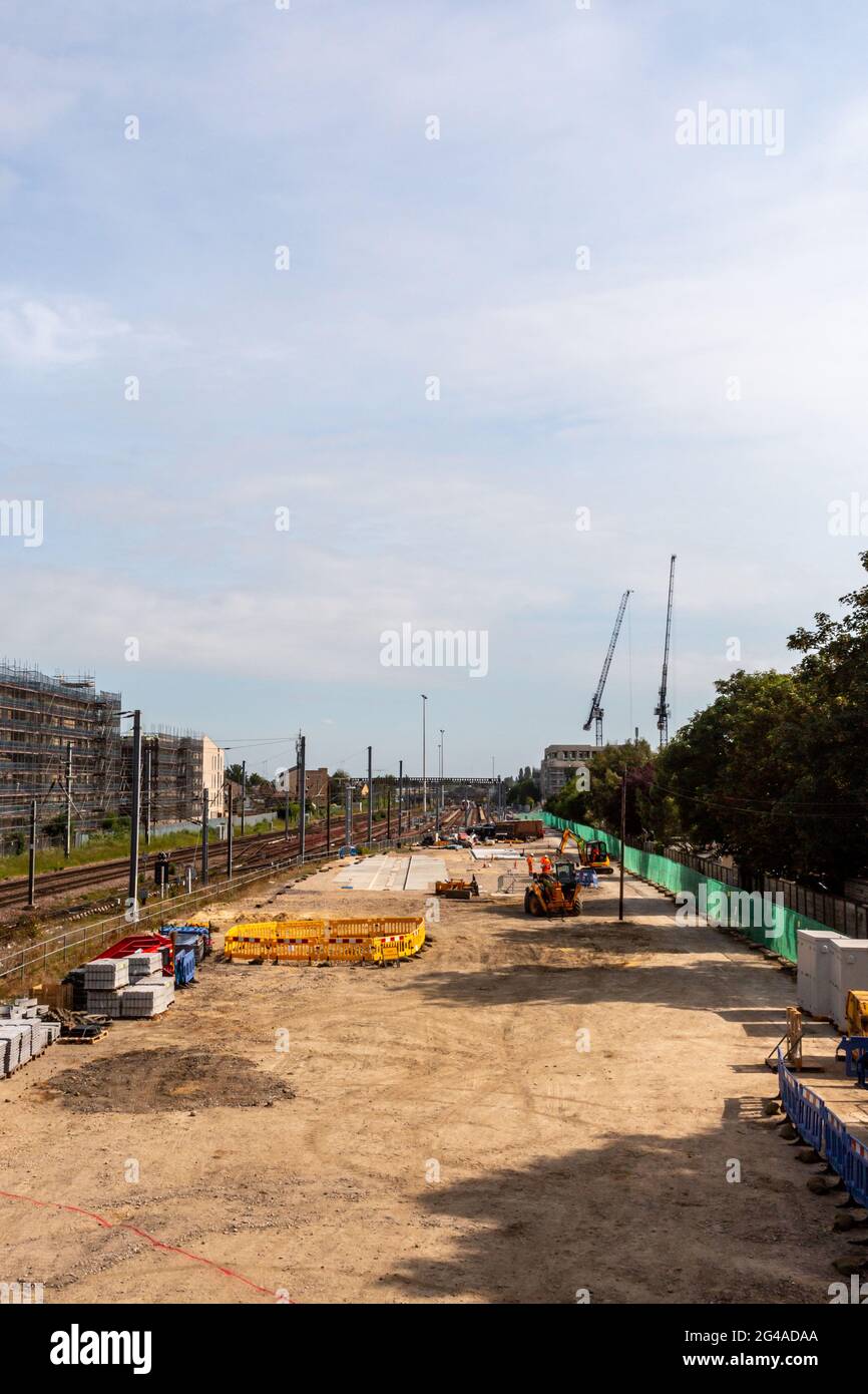 Terreno in fase di preparazione per la costruzione di un controverso lavaggio dei treni vicino a molti edifici residenziali. Cambridge, Regno Unito. Foto Stock