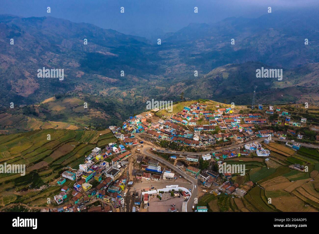 Terrazza agricola e villaggio a poombarai, Kodaikinal Foto Stock