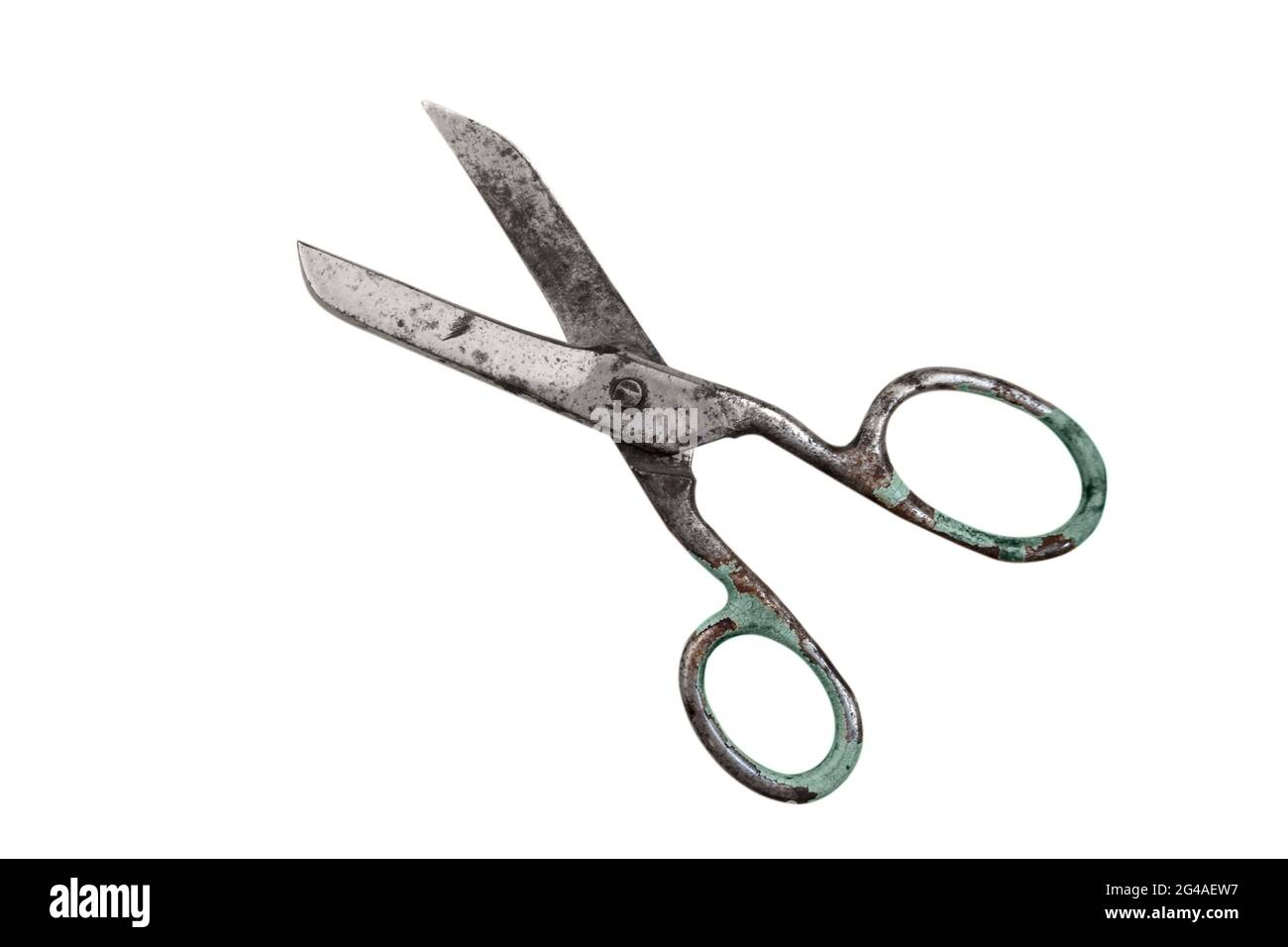 Grandi vecchie forbici in metallo isolate su sfondo bianco. Vecchie forbici in metallo con una superficie di grunge shabby. Foto Stock