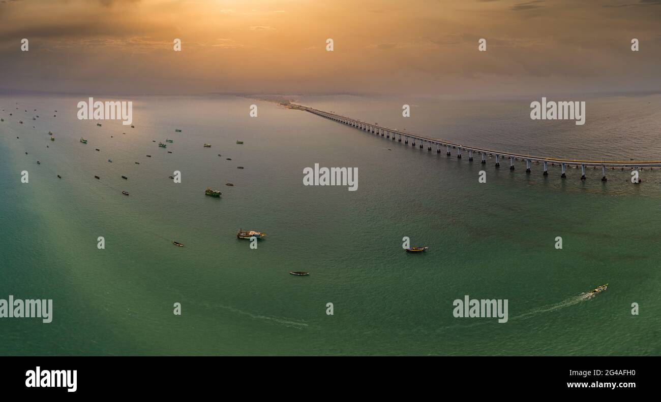 Ponte del porto di Rameshwaram e barche Foto Stock