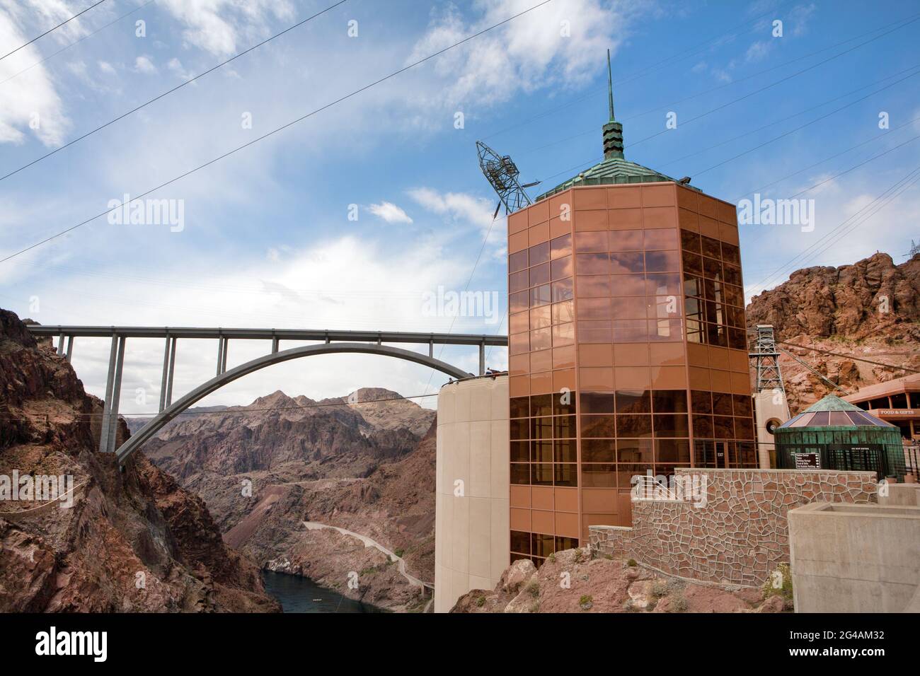 Una vista degli edifici e del ponte stradale presso la diga di Hoover. Foto Stock