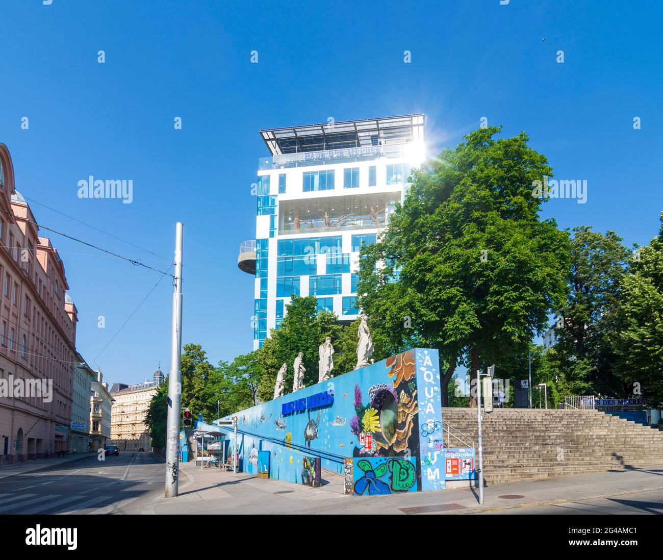 Wien, Vienna: Haus des Meeres (HDM, Casa del Mare) acquario pubblico e zoo, in una torre di cemento costruito durante la seconda guerra mondiale nel 06. Mariahilf, Wie Foto Stock