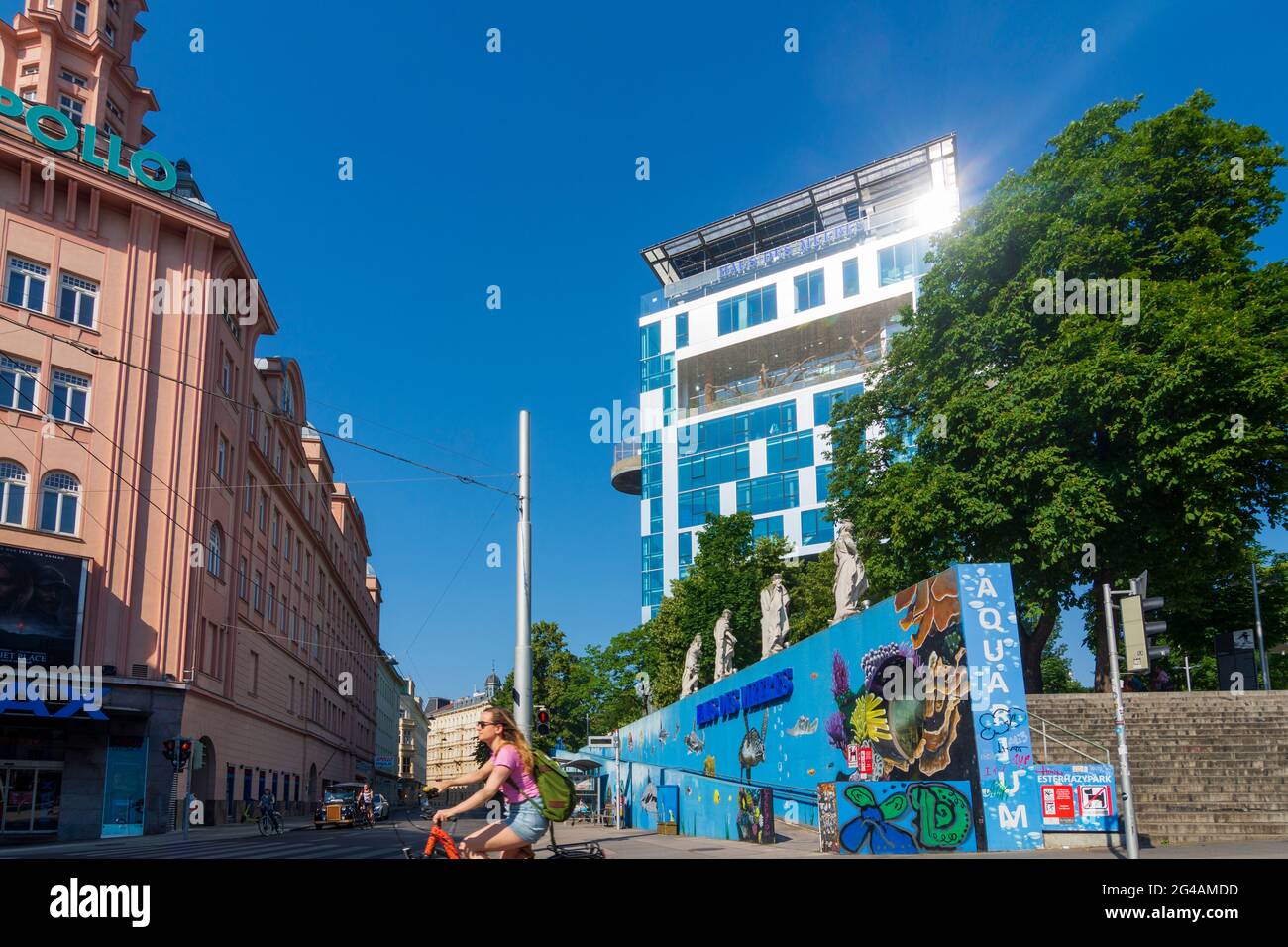 Wien, Vienna: Cinema Apollo, Haus des Meeres (HDM, Casa del Mare), acquario pubblico e zoo, in una torre di cemento in flak costruita durante la seconda guerra mondiale nel 06. Foto Stock
