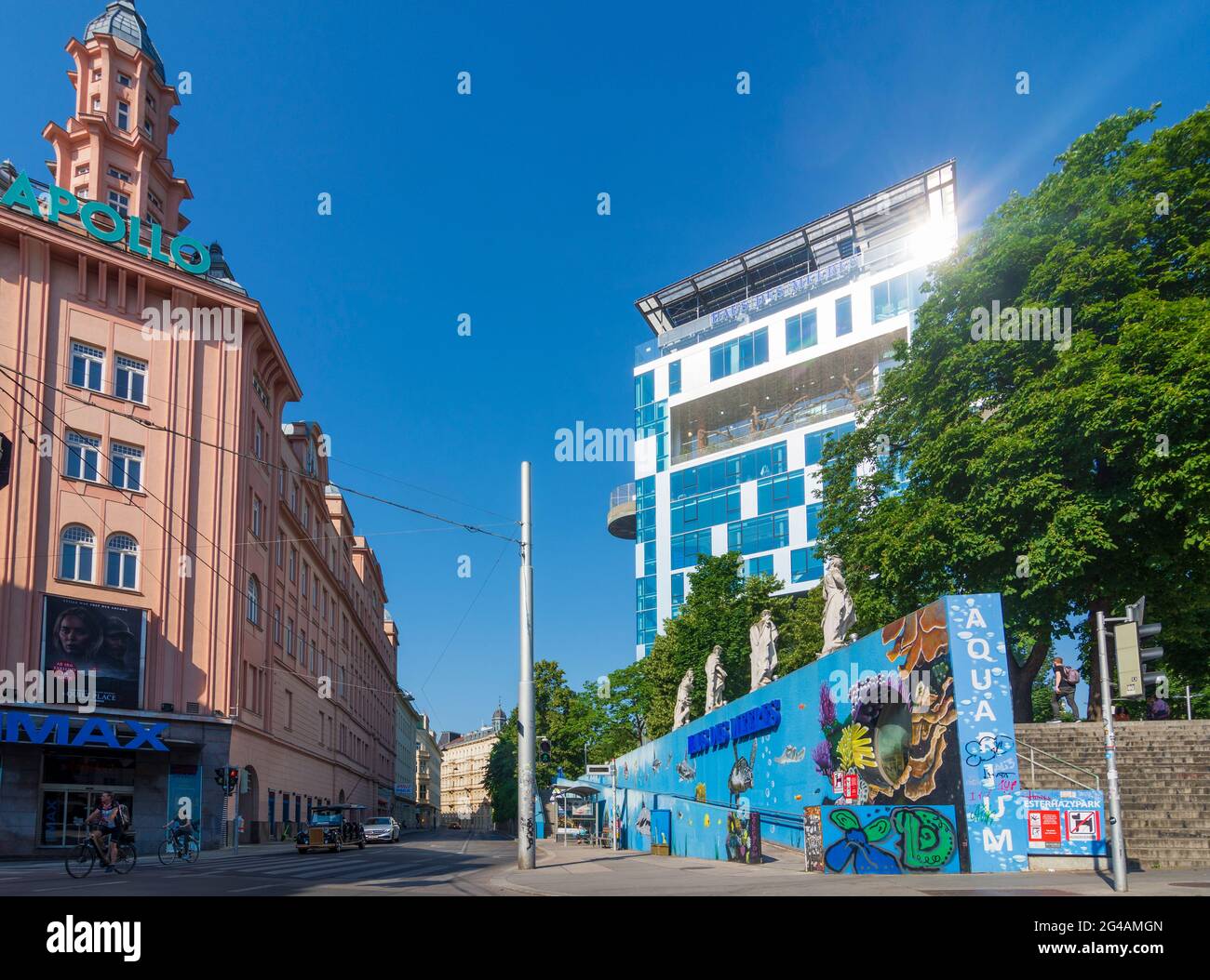 Wien, Vienna: Cinema Apollo, Haus des Meeres (HDM, Casa del Mare), acquario pubblico e zoo, in una torre di cemento in flak costruita durante la seconda guerra mondiale nel 06. Foto Stock