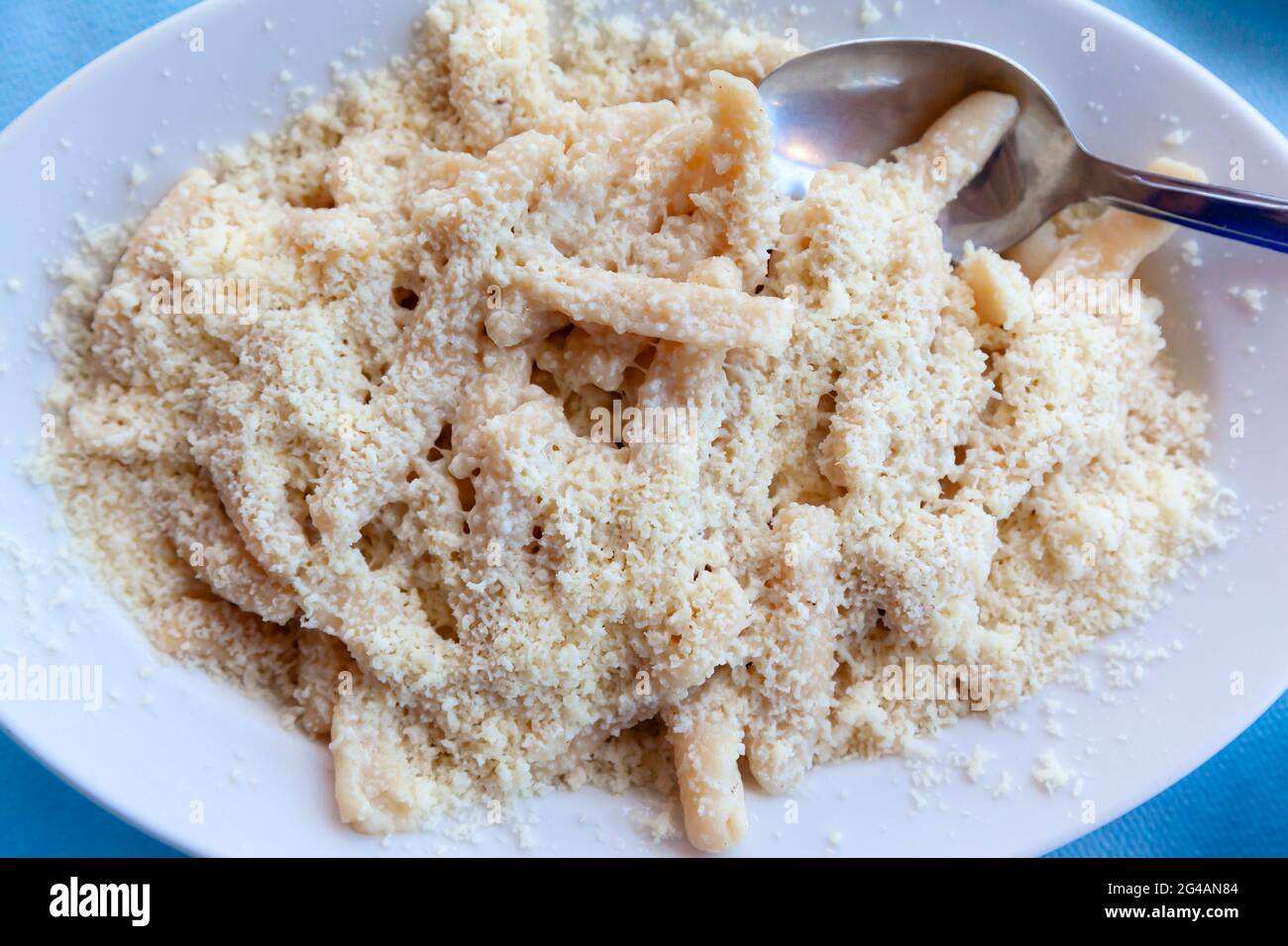 Occhiali di protezione, deliziosa pasta fatta a mano, cucinata con burro e servita solo con formaggio locale. E' un piatto locale tradizionale del Peloponneso, Grecia. Foto Stock