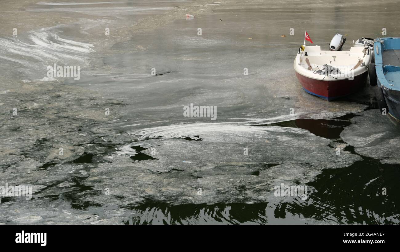 Mucillage che copre completamente il Mar di Marmara in Turchia Foto Stock