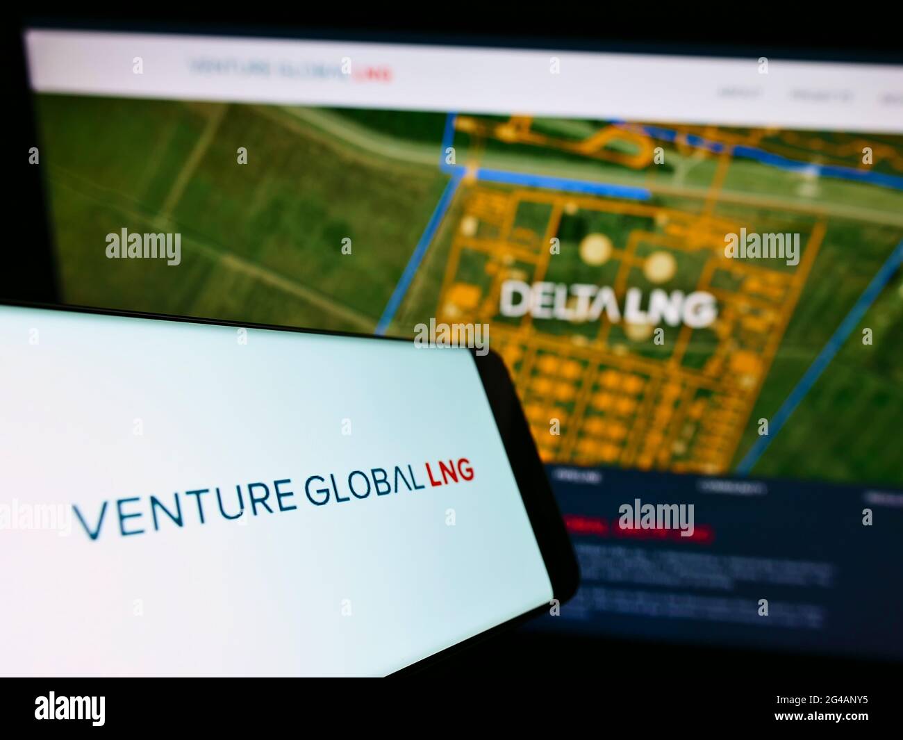 Smartphone con logo della società americana di gas naturale Venture Global LNG Inc. Sullo schermo davanti al sito Web. Mettere a fuoco il centro-destra del display del telefono. Foto Stock
