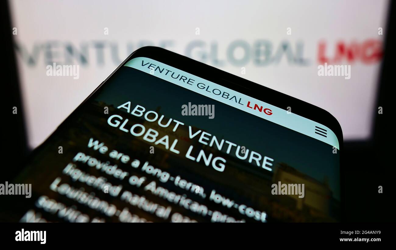 Cellulare con pagina web della società americana di gas naturale Venture Global LNG Inc. Su schermo davanti al logo aziendale. Mettere a fuoco in alto a sinistra del display del telefono. Foto Stock