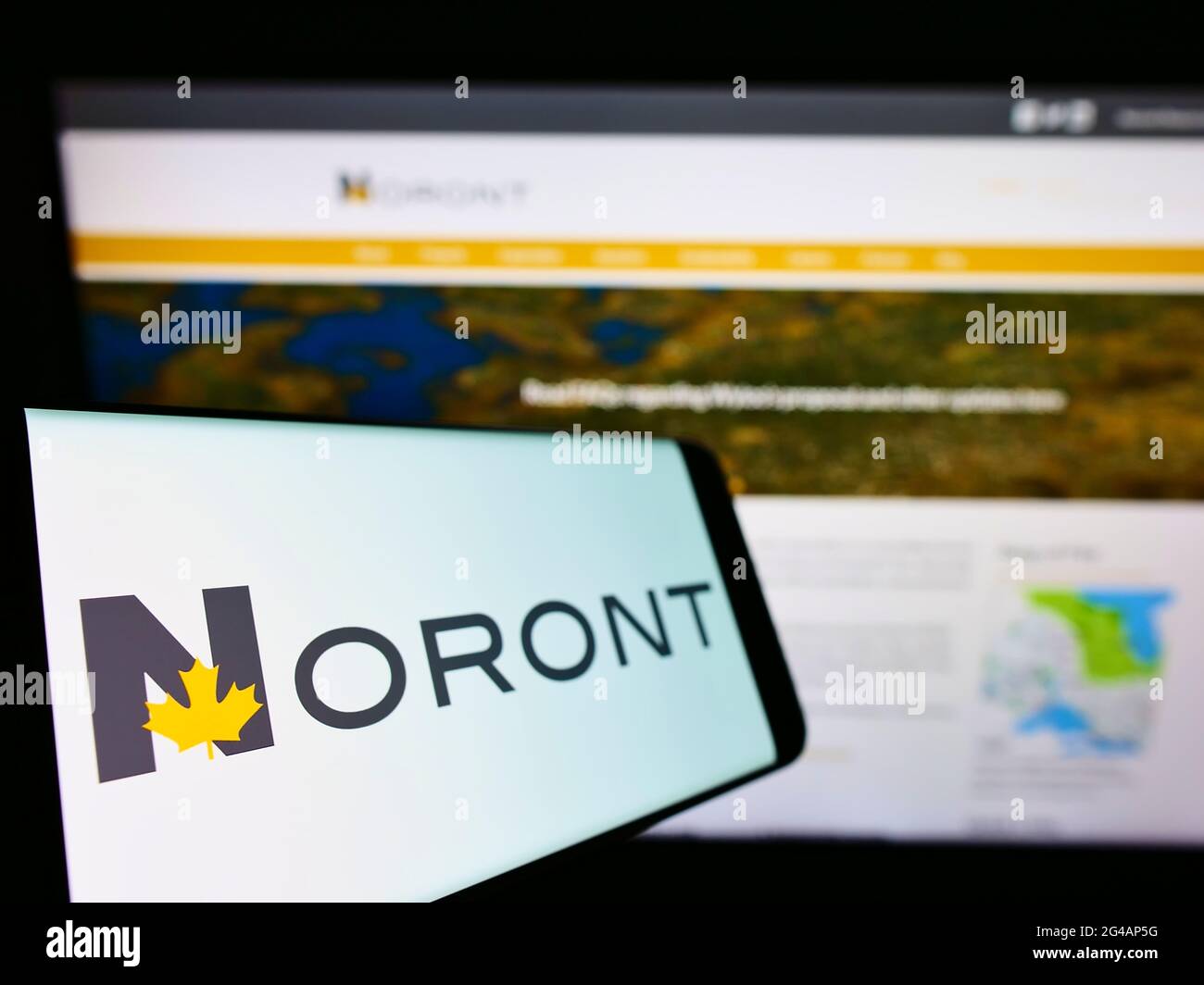 Smartphone con logo della società mineraria canadese Noront Resources Ltd. Sullo schermo di fronte al sito Web aziendale. Mettere a fuoco al centro-sinistra del display del telefono. Foto Stock