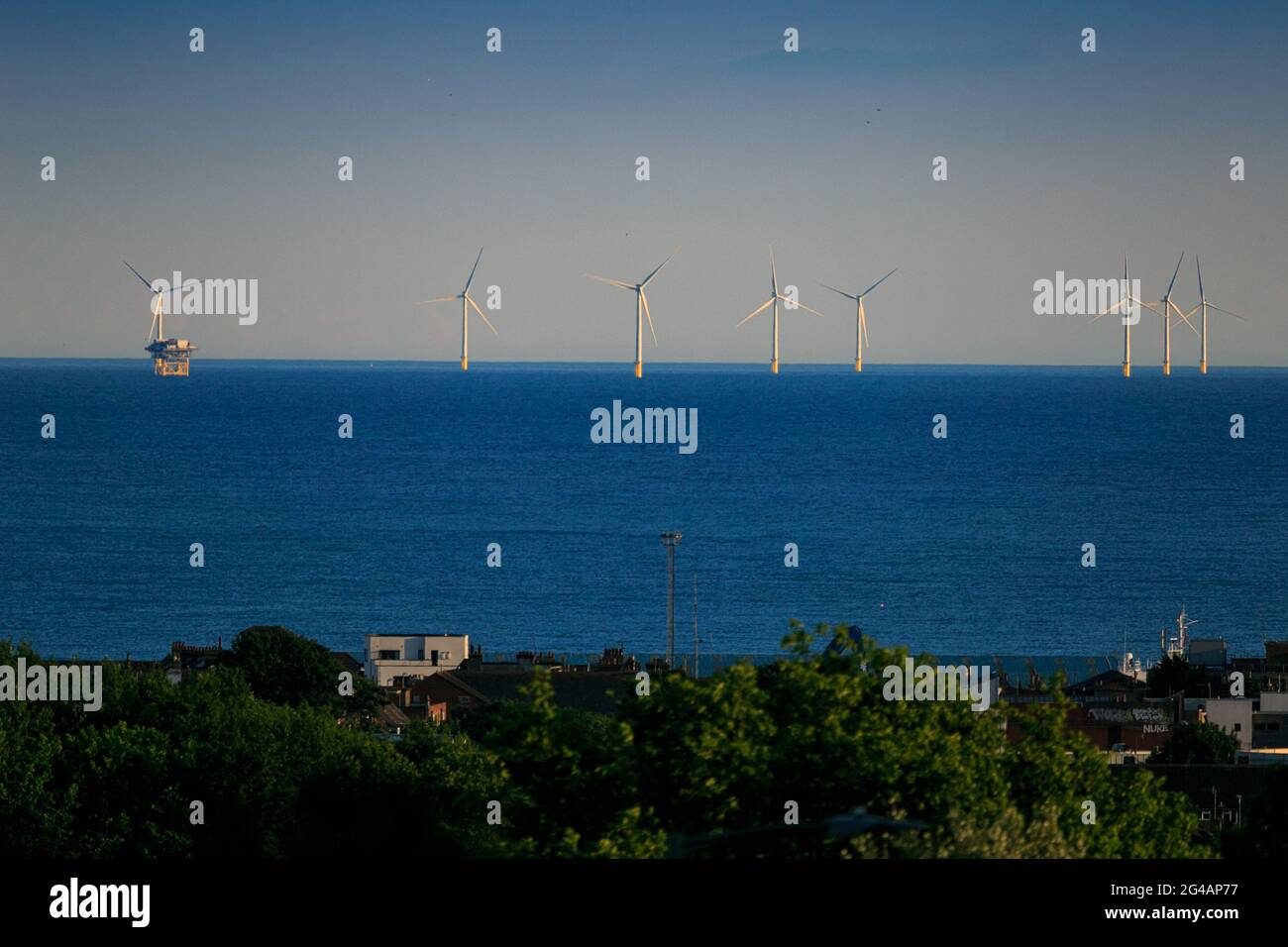 Un parco eolico offshore di £1.3 miliardi che copre 72 kmq della Manica. Ogni turbina ha una potenza massima di 3.5 MW. Dureranno circa 25 anni. Foto Stock