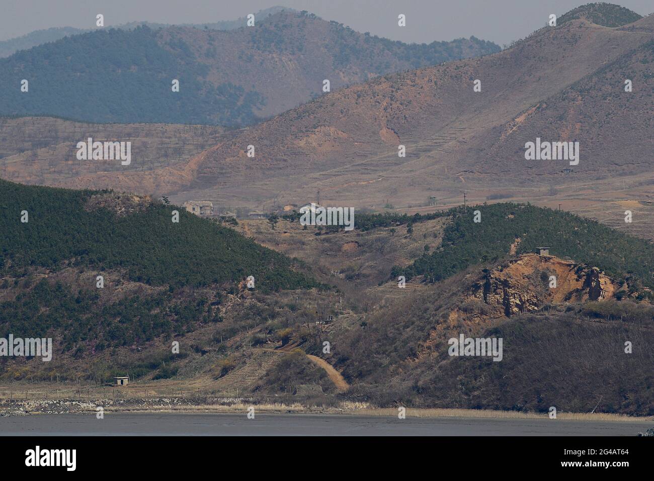 16 aprile 2018-Isola di Ganghwa, Corea del Sud-UNA veduta della Corea del Nord Provincia di Hwanghae un Villaggio. Vista dal villaggio di confine dell'isola di Ganghwa. La popolazione nordcoreana si sta preparando attivamente all'agricoltura primaverile. È improbabile che l’agenda del terzo vertice intercoreano, previsto per aprile 27, abbia problemi in materia di diritti umani in Corea del Nord, nonostante le richieste di inclusione di oltre 200 ONG all’inizio di questa settimana. Foto Stock