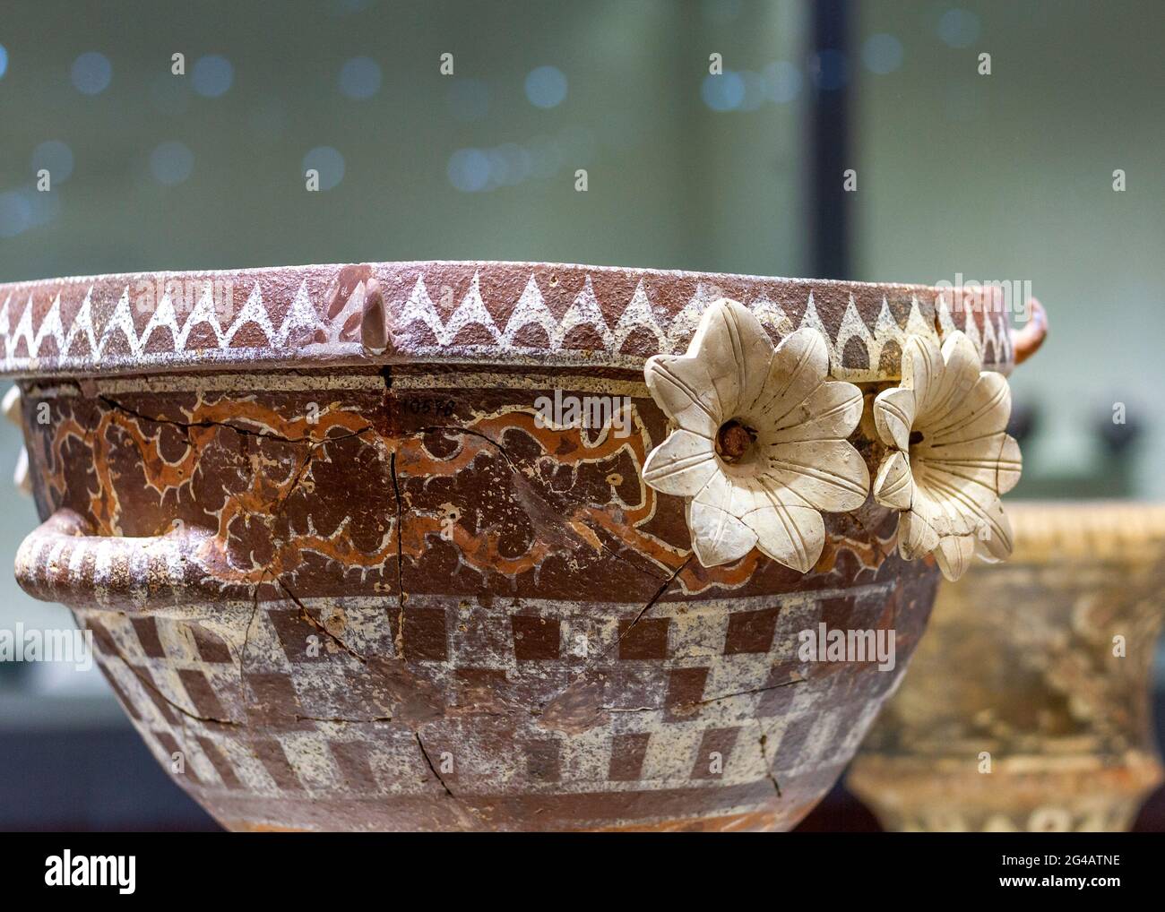 Antica ciotola di argilla con fiori in rilievo dell'età del bronzo medio, trovata nel palazzo di Faistos (Festos), nell'isola di Creta, Grecia, Europa. Foto Stock