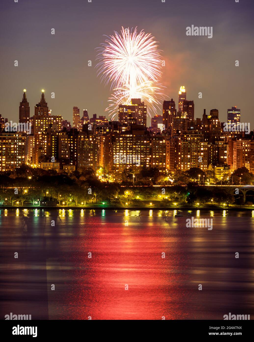 2005 FUOCHI D'ARTIFICIO STORICI UPPER WEST SIDE SKYLINE HUDSON RIVER MANHATTAN NEW YORK CITY USA Foto Stock