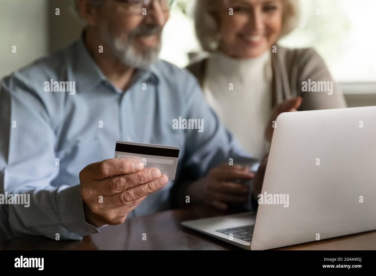 Primo piano di vecchi acquisti di coppia online Foto Stock