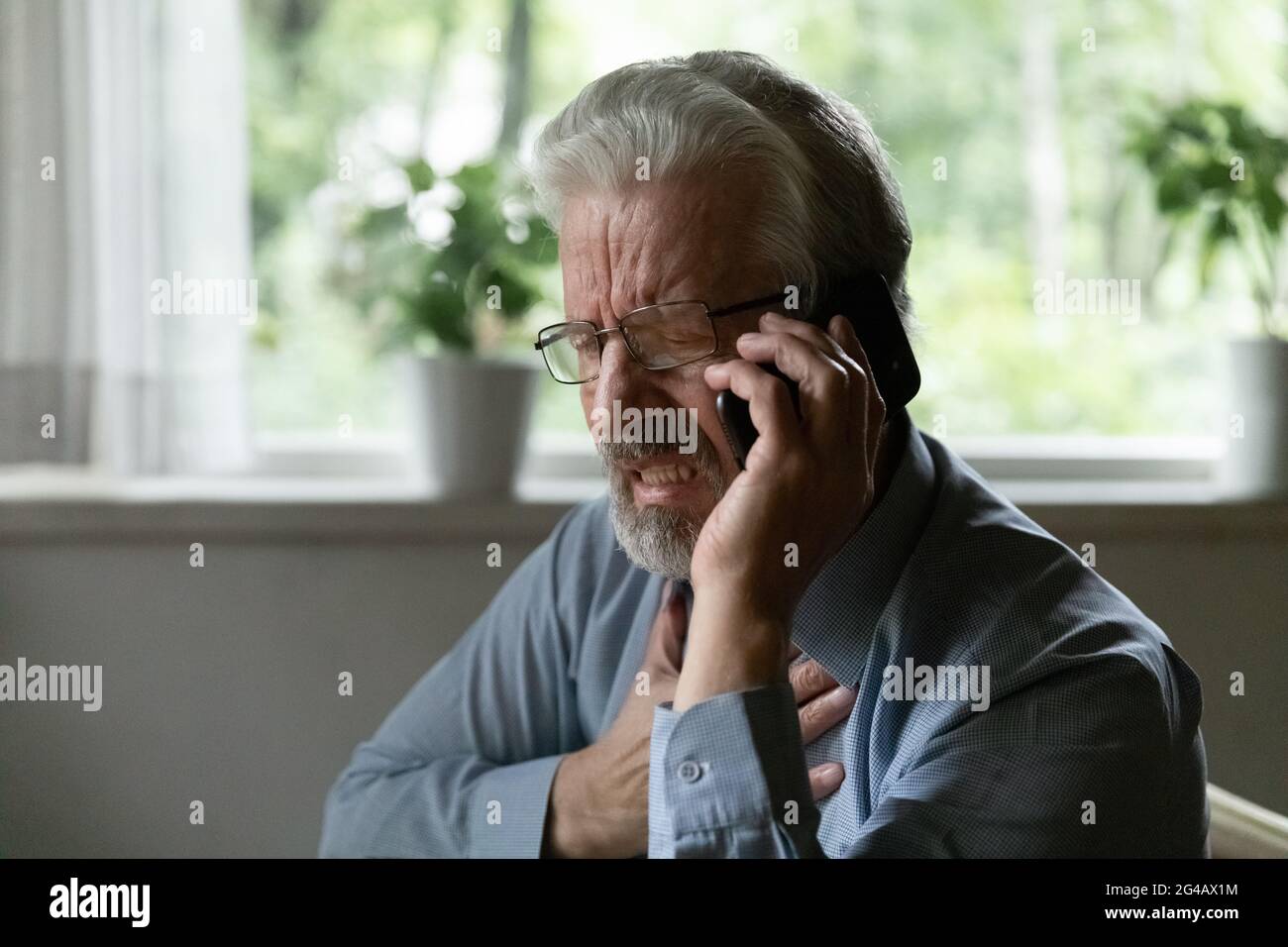 Malsano anziano chiama ambulanza sentirsi malato Foto Stock