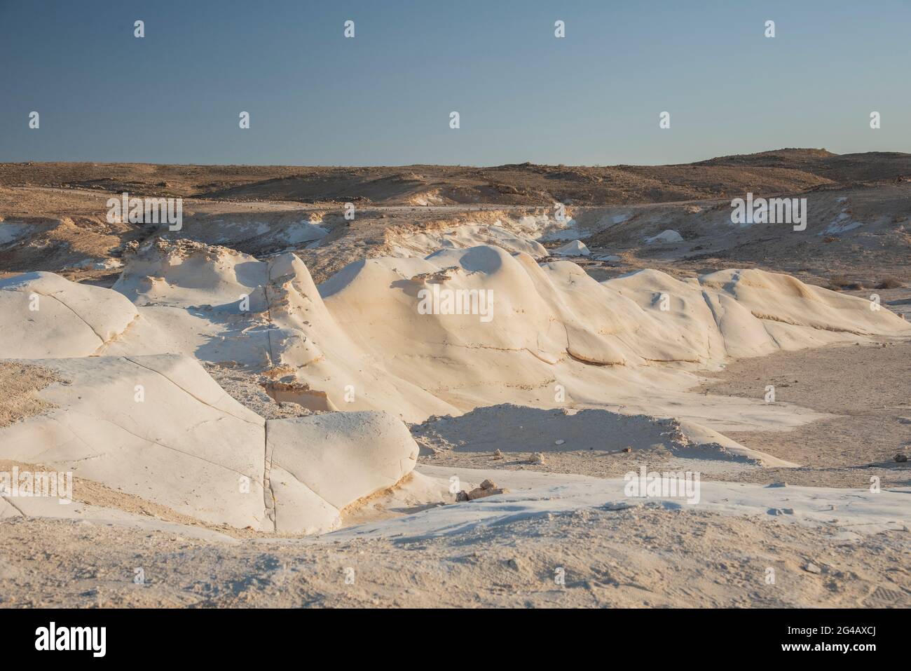 Bellissimo paesaggio lunare. Alture e dolci colline in varie forme in un paesaggio desertico. Le rocce bianche, arrotondate, tortuose e lisce di gesso. Israele. Foto di alta qualità Foto Stock Bellissimo paesaggio lunare. Alture e dolci colline in varie forme in un paesaggio desertico. Le rocce bianche, arrotondate, tortuose e lisce di gesso. Israele. Foto di alta qualità Foto Stock