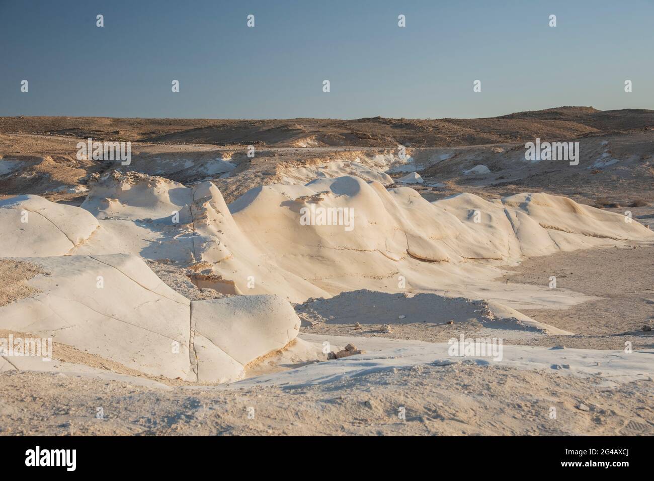 Bellissimo paesaggio lunare. Alture e dolci colline in varie forme in un paesaggio desertico. Le rocce bianche, arrotondate, tortuose e lisce di gesso. Israele. Foto di alta qualità Foto Stock