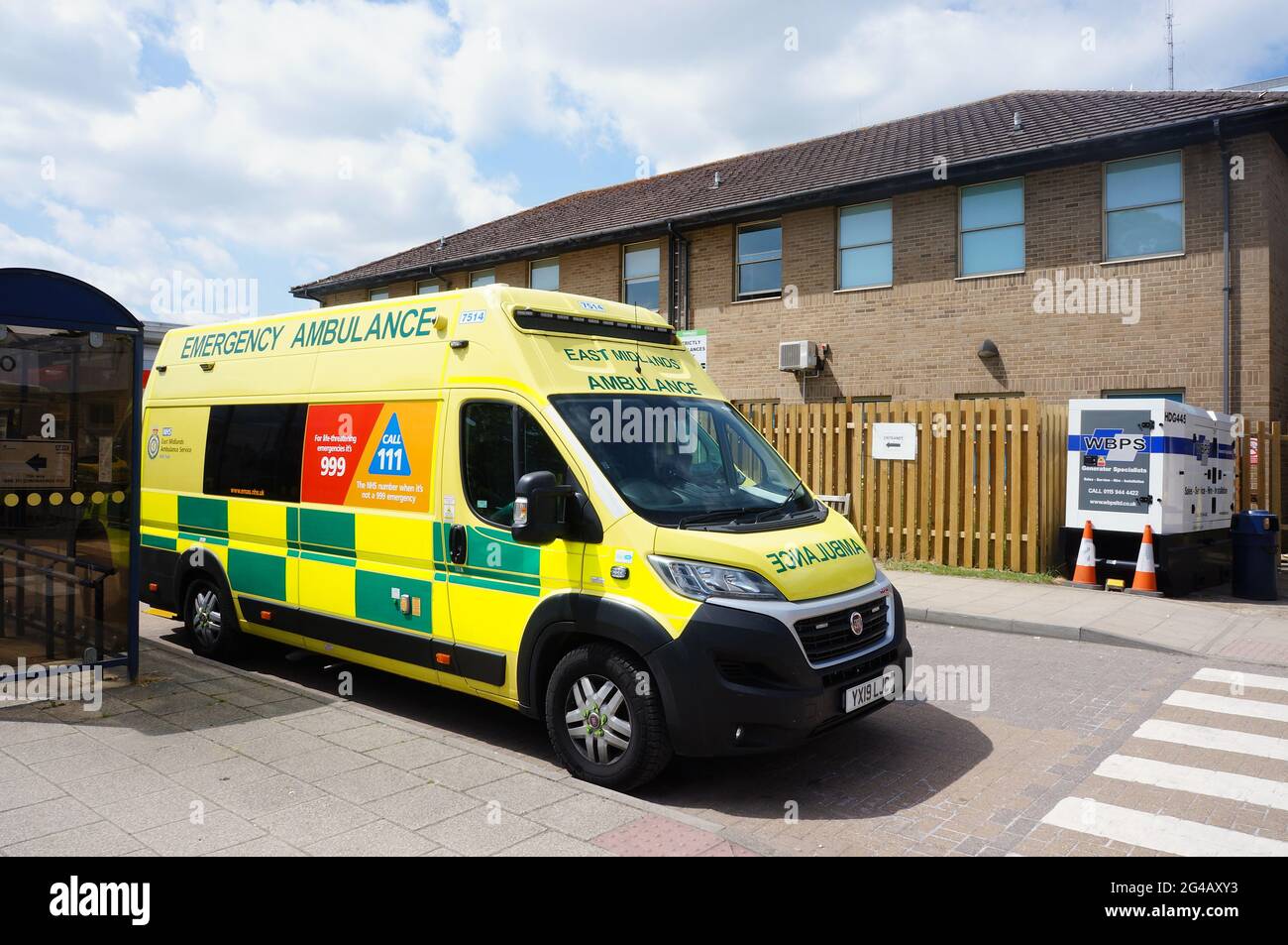 Un'ambulanza in attesa all'esterno dell'incidente e dell'emergenza all'ospedale di Pilgrim. Foto Stock