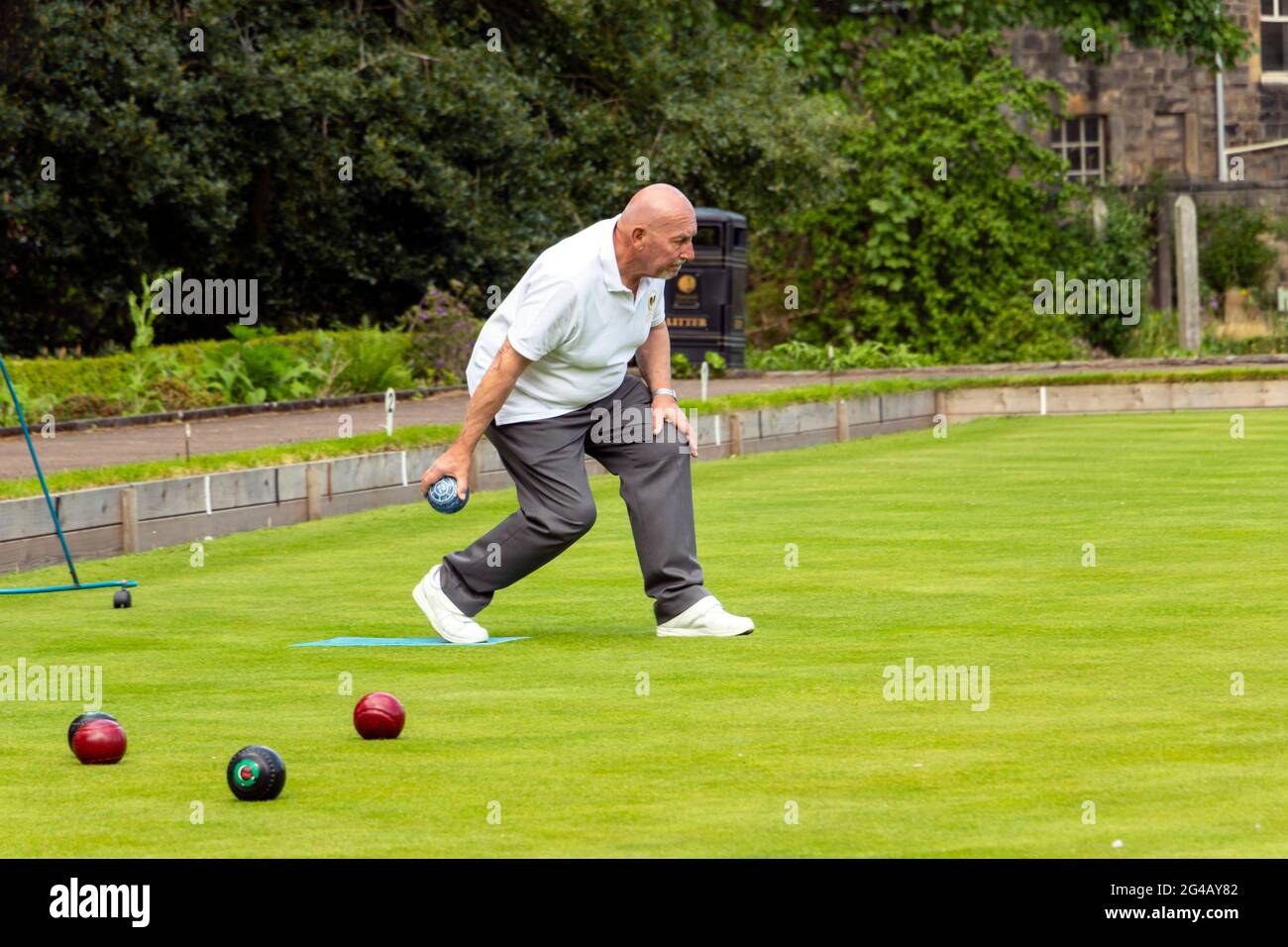 Bocce uomo in locale partita di bocce prato sul verde in Hexham Northumberland Foto Stock