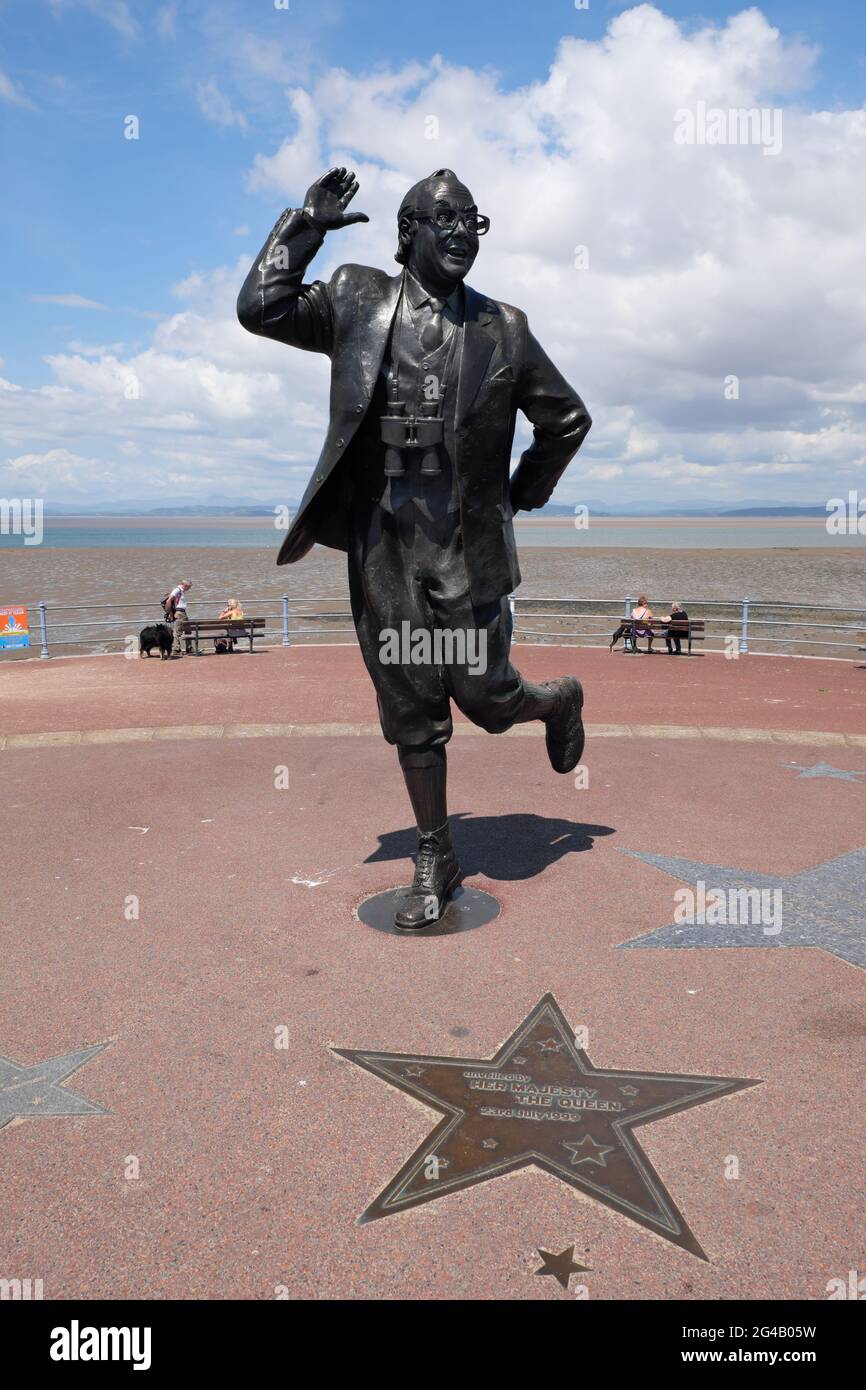 Statua di Eric Morecombe sul fronte mare a Morecombe Lancashire England UK Foto Stock