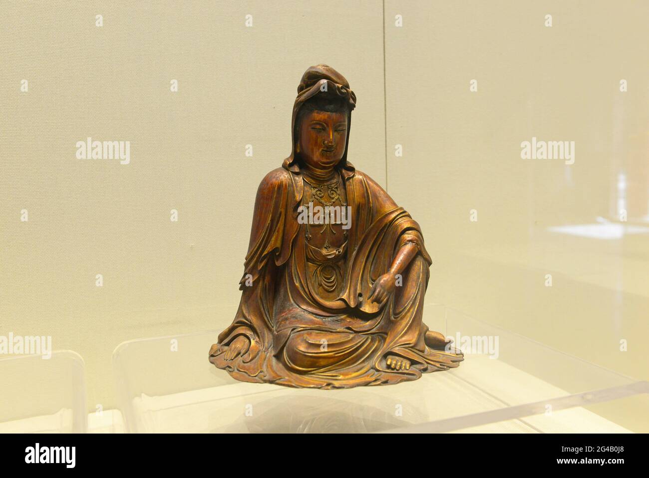 Una statuetta bhuddista realizzata durante la dinastia Ming in mostra nel Museo del Palazzo Imperiale di Shenyang, in Cina Foto Stock