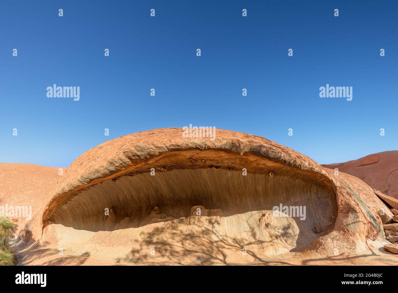 Uluru, territorio del Nord, Australia - 19 giugno 2021: Kulpi watiku, caverna di uomini lungo la passeggiata Mala nel Parco Nazionale Uluru-Kata Tjuta. Usato whe Foto Stock