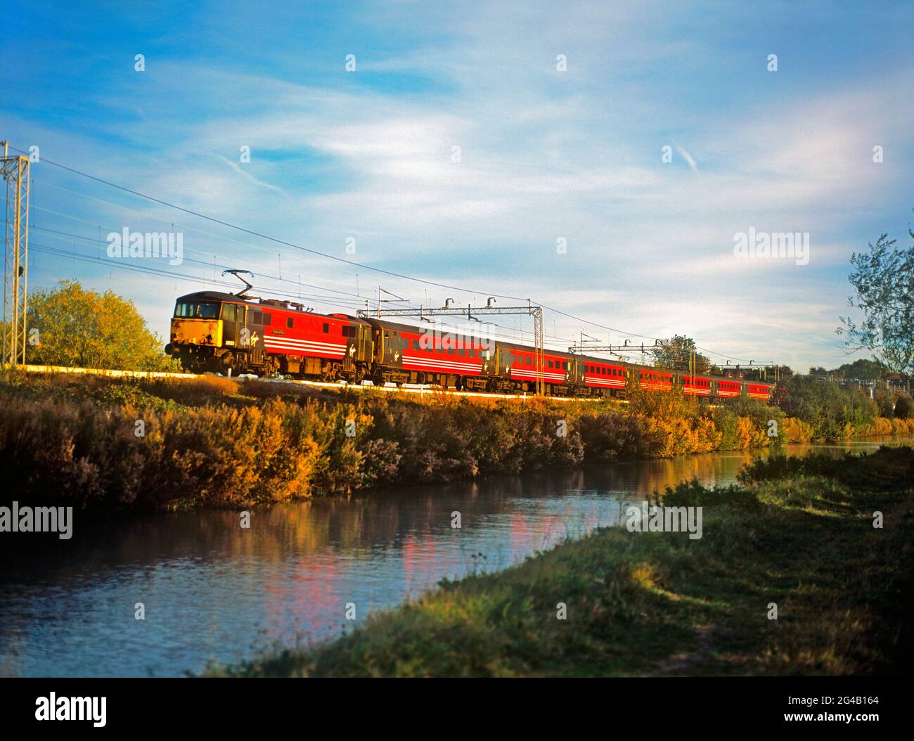 Una locomotiva elettrica di classe 87 numero 87033 ‘Thane of Fife’ si dirige a nord oltre il canale di Oxford ad Ansty con un servizio Virgin West Coast il 15 ottobre 2003. Foto Stock Una locomotiva elettrica di classe 87 numero 87033 ‘Thane of Fife’ si dirige a nord oltre il canale di Oxford ad Ansty con un servizio Virgin West Coast il 15 ottobre 2003. Foto Stock